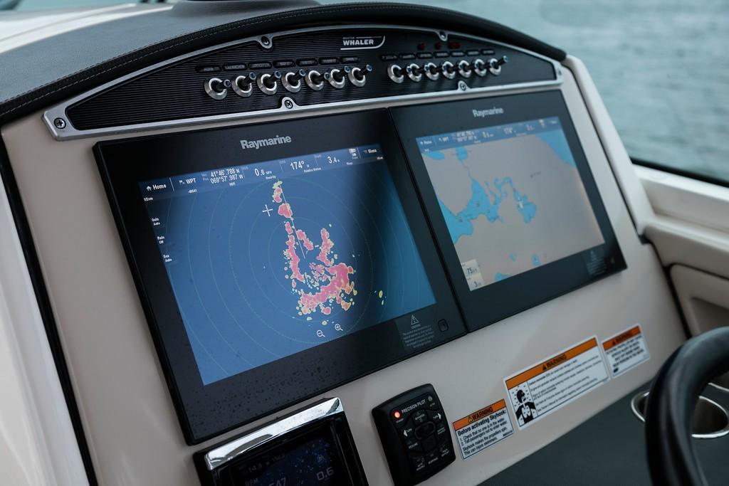 2022 Boston Whaler 320 Vantage