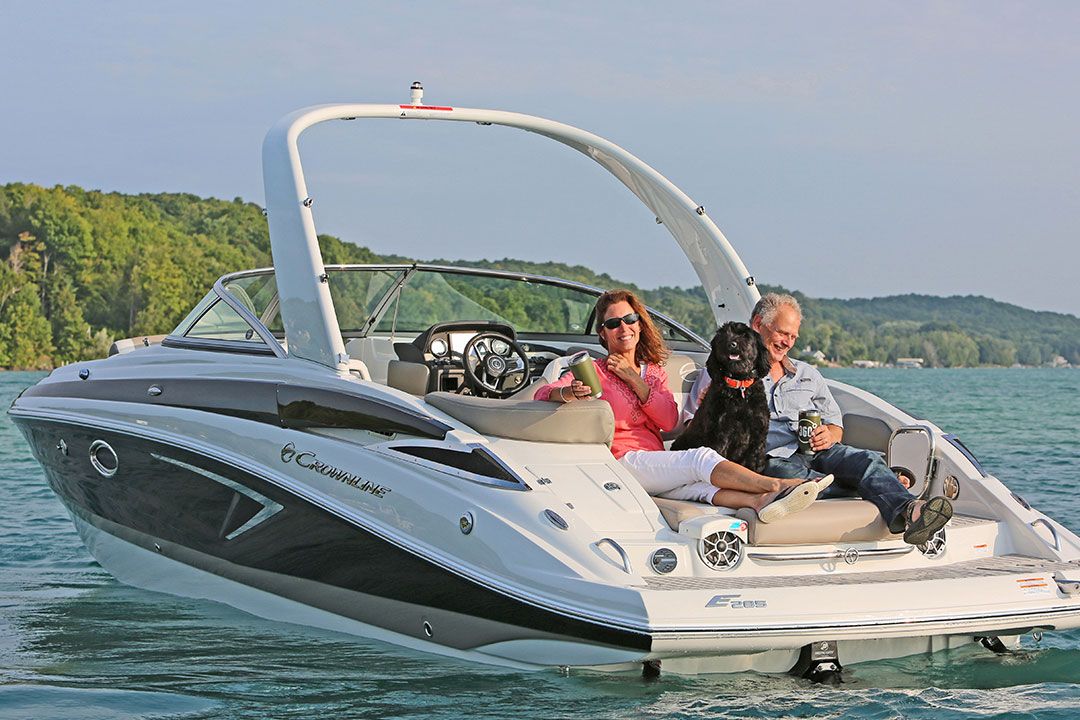 Crownline E285 running with wakeboard tower