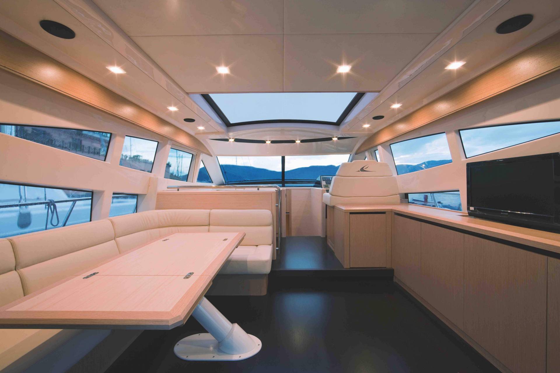 2018 Cayman Yachts S640