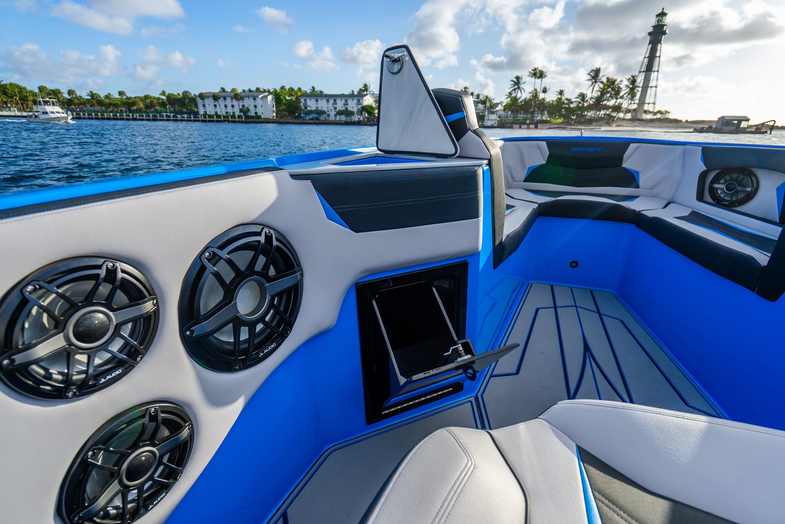 Concept 44 Open Deck centre console, photo 3