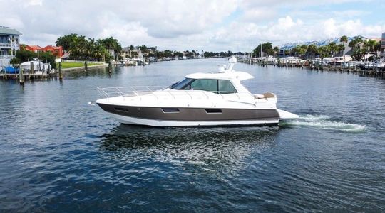 2016 Cruisers Yachts 48 Cantius