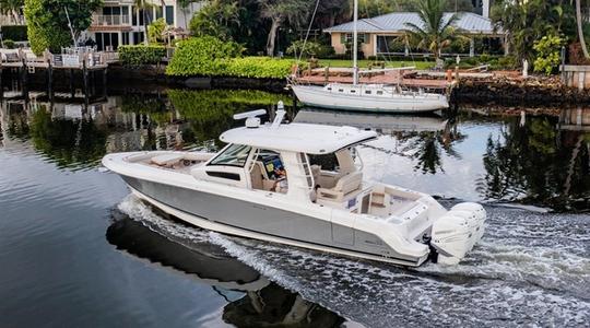 2022 Boston Whaler 350 Realm