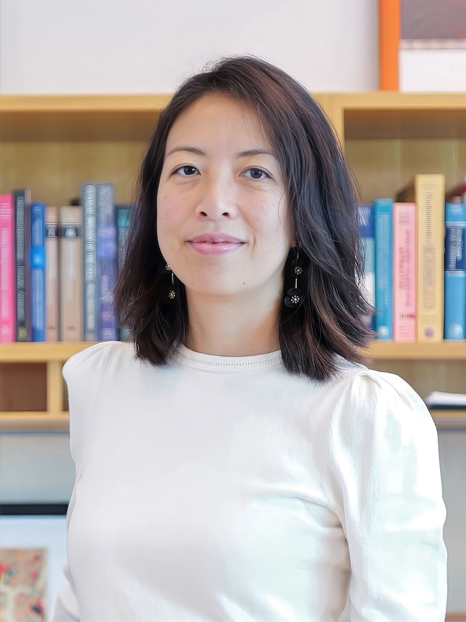 Woman standing in front of a bookshelf