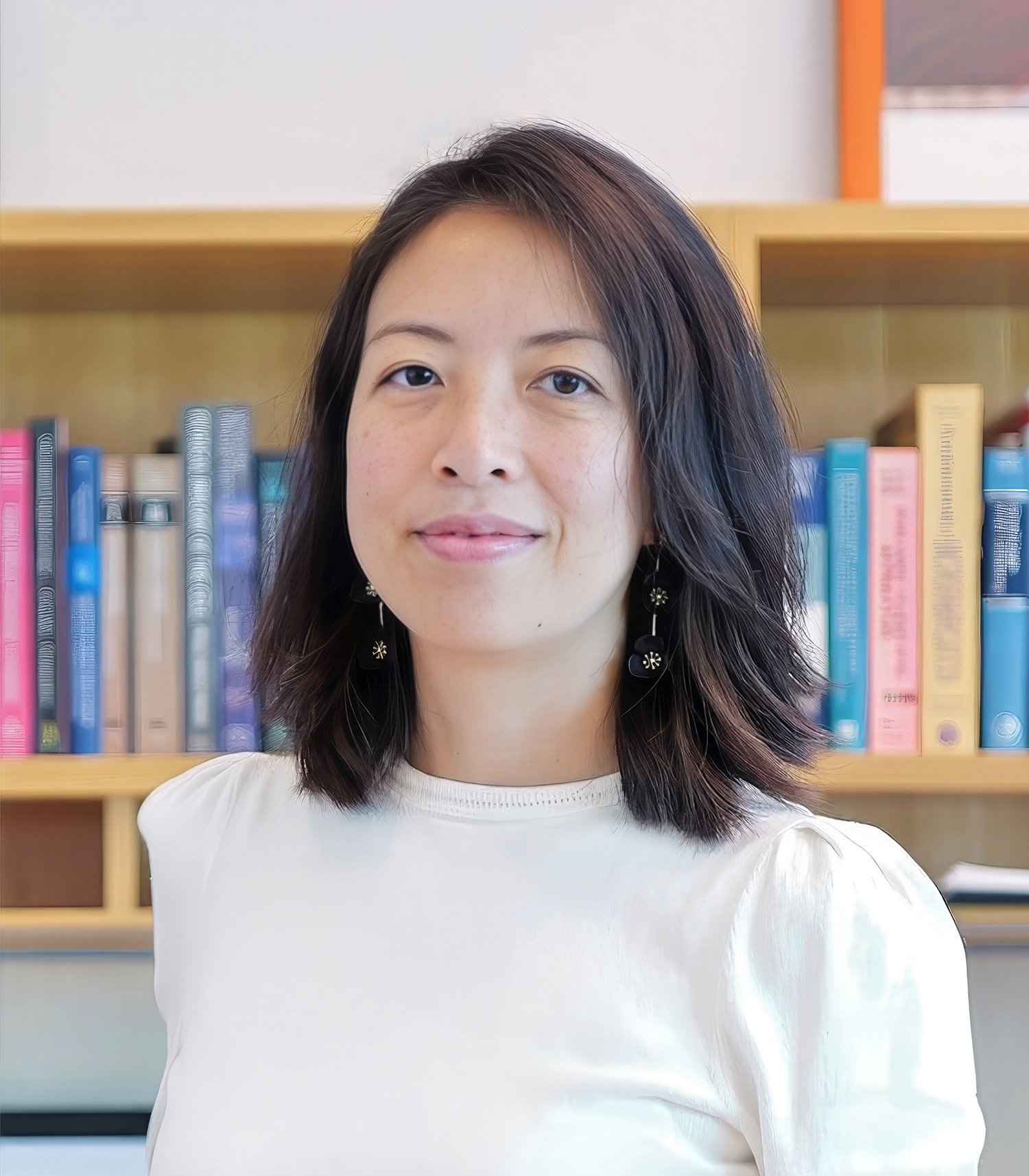 Woman standing in front of a bookshelf