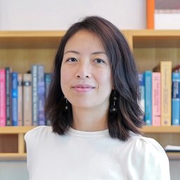 Woman standing in front of a bookshelf