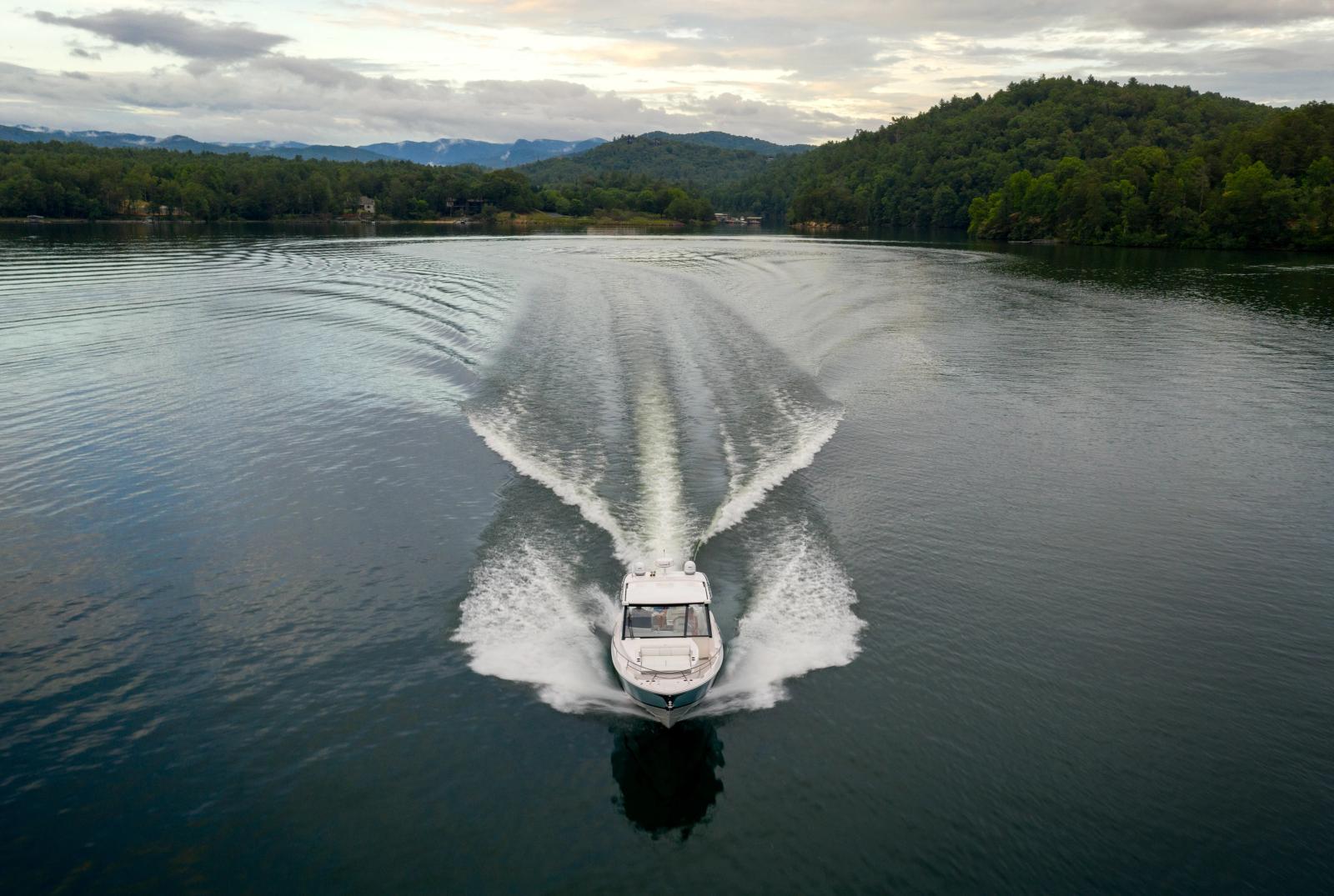 Regal 36 Grande Coupe w marinie.