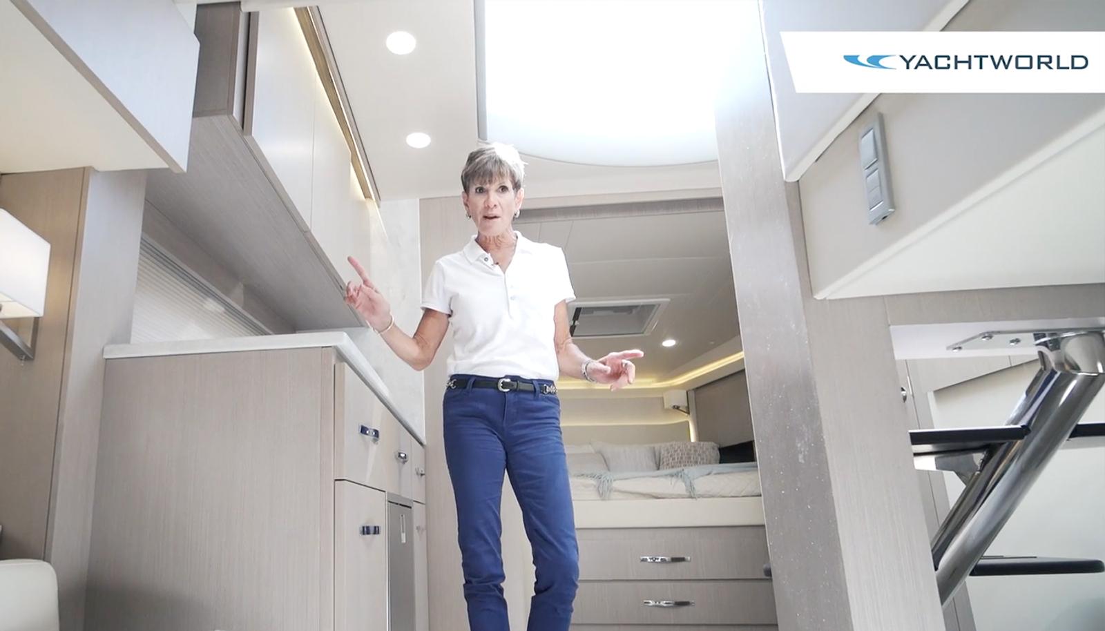 Regal 42 Fly w materiale Yacht World.