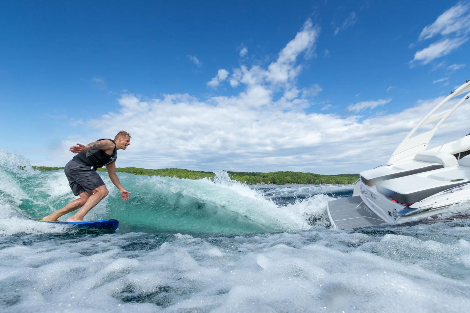 Regal LS2 Surf w ujęciu bocznym podczas pływania.