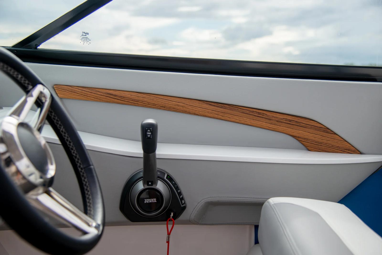 Wnętrze Regal LS9 Surf z rozbudowaną strefą wypoczynku.