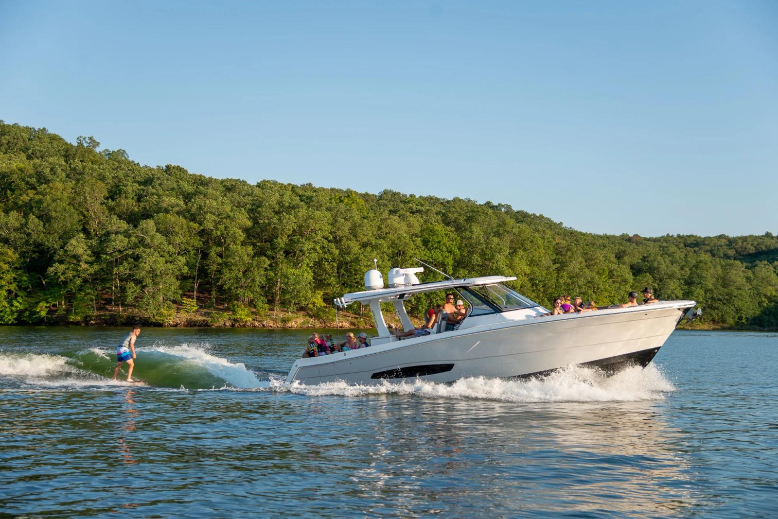Regal 38 Surf w ruchu na otwartej wodzie.