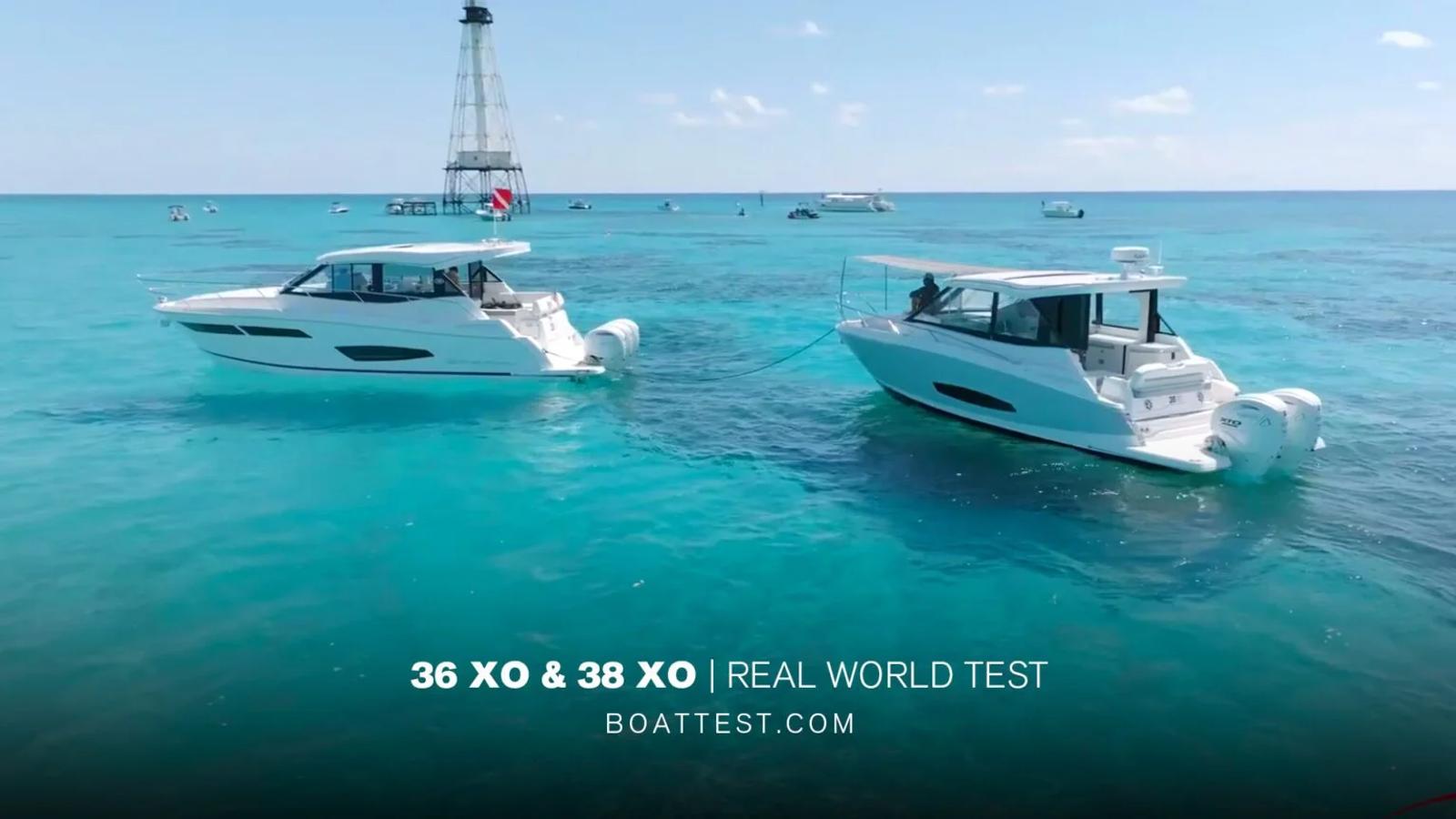 Regal 36 XO i 38 XO podczas wspólnego testu na wodzie.
