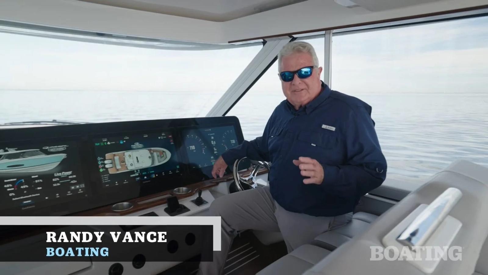 Regal LX43 w materiale recenzyjnym Boating Magazine.