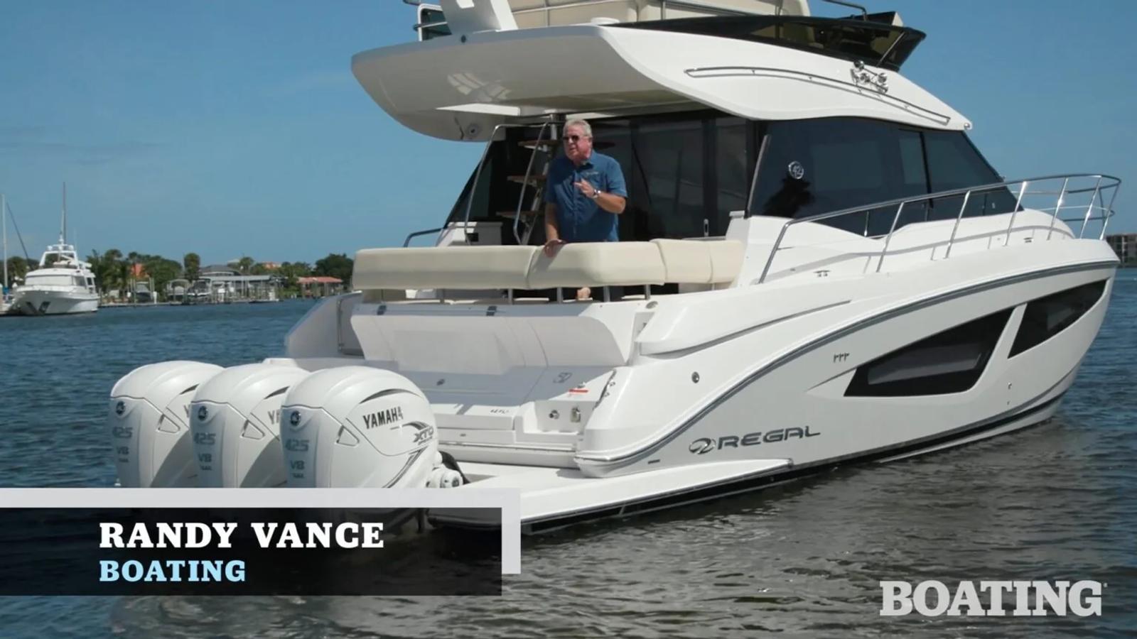 Regal 42 FXO podczas recenzji Boating Magazine.