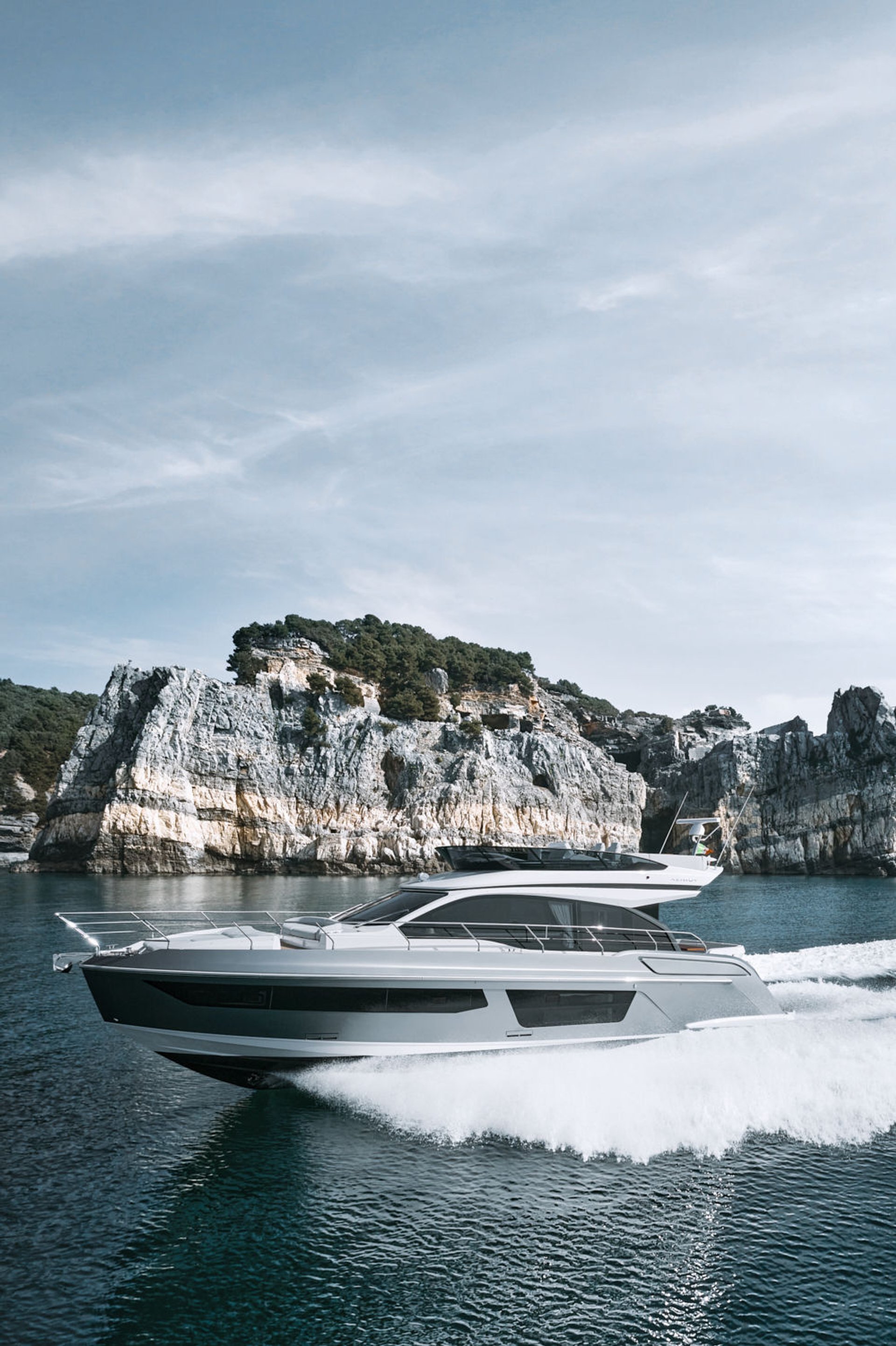 Azimut Fly 53 - rodzinny flybridge z trzema kabinami i flybridgem