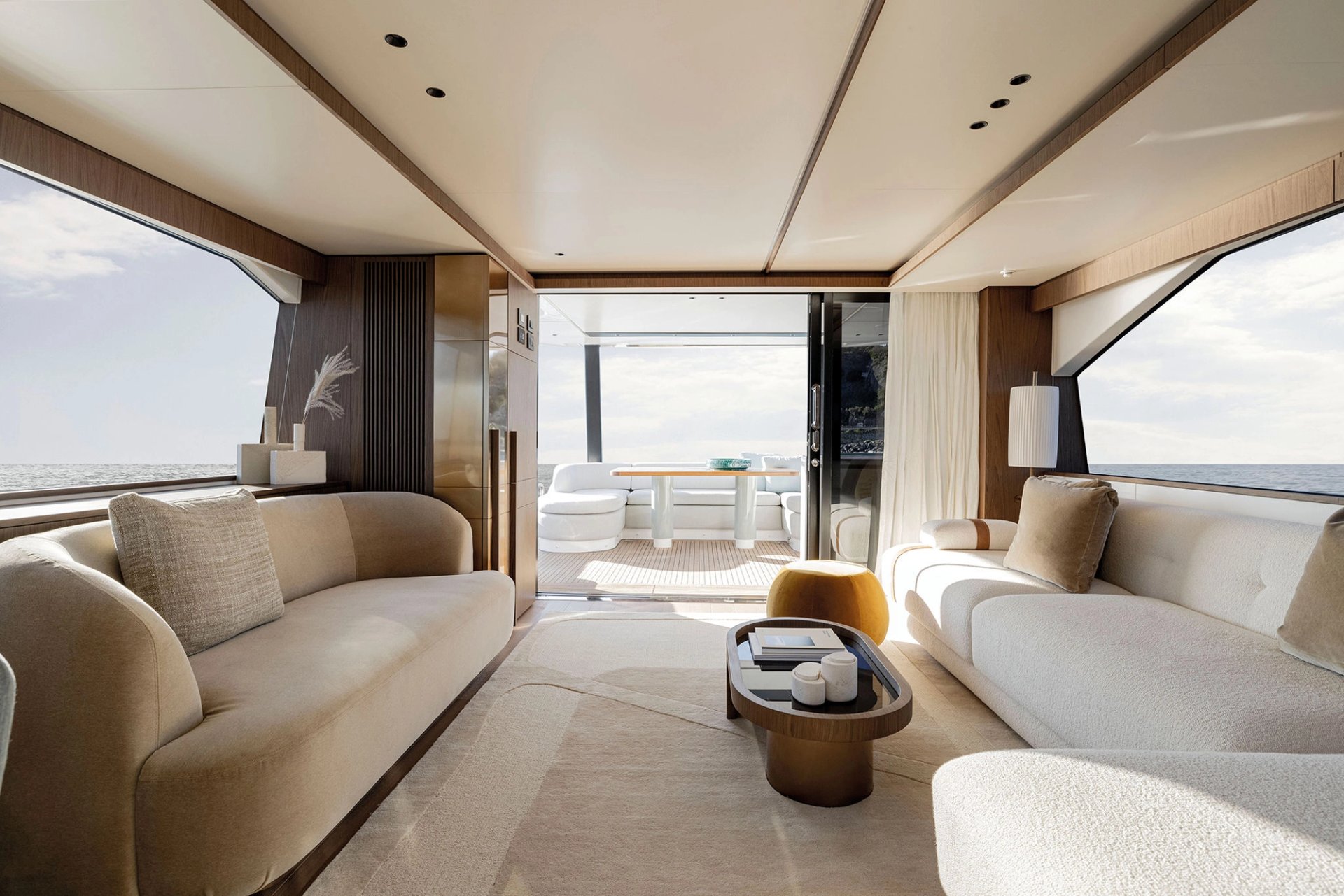 Salon Azimut Fly 72 z transversalnym designem