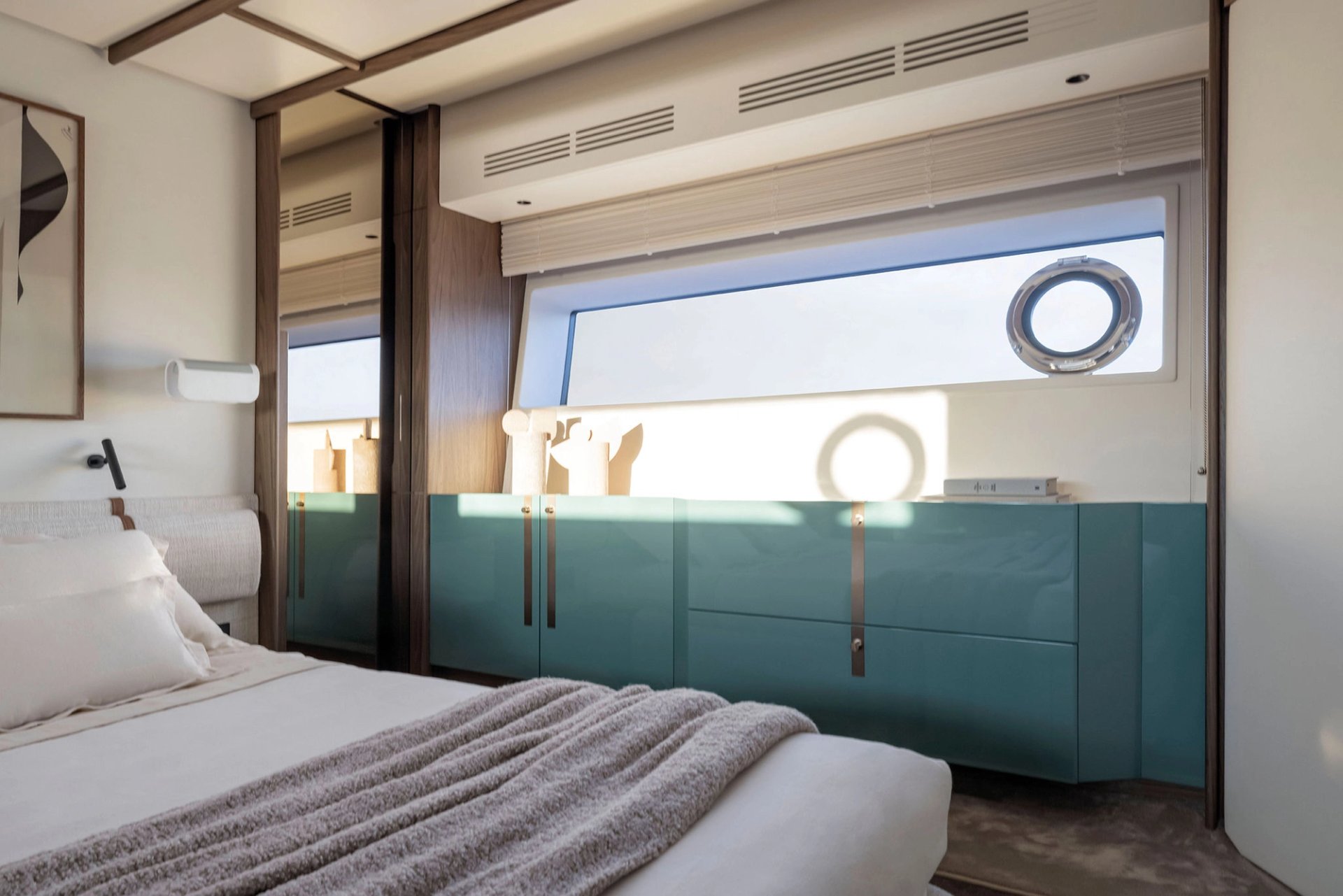 Kabina master Azimut Fly 72 z garderobą walk-in i chaise longue