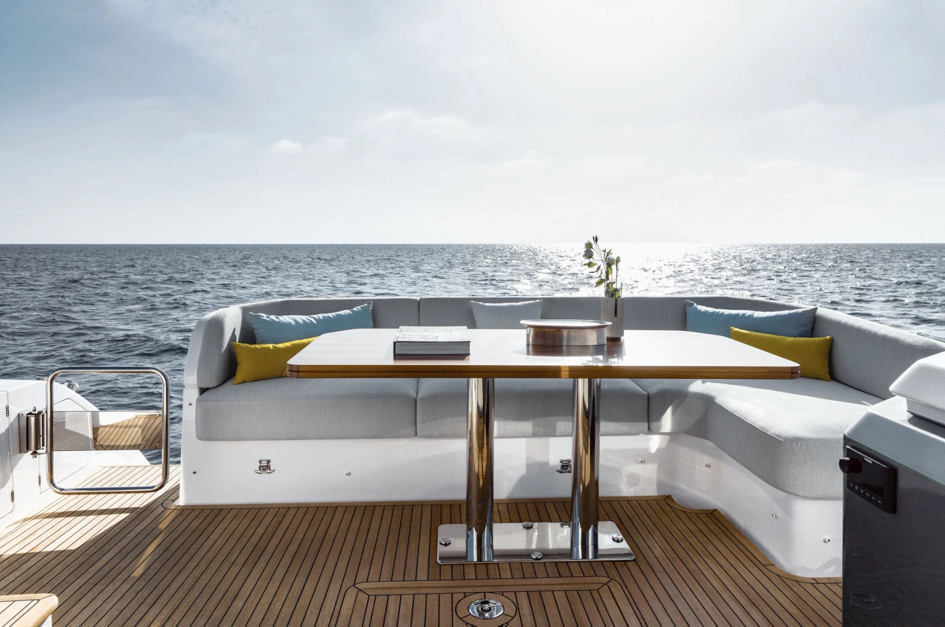 Azimut Fly 53 kokpit z powiększonym stołem, kanapami i barem rufowym