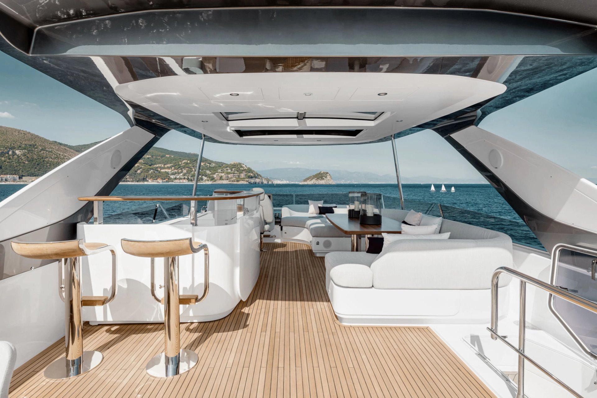 Flybridge Azimut Fly 78 z panoramicznym widokiem i barem