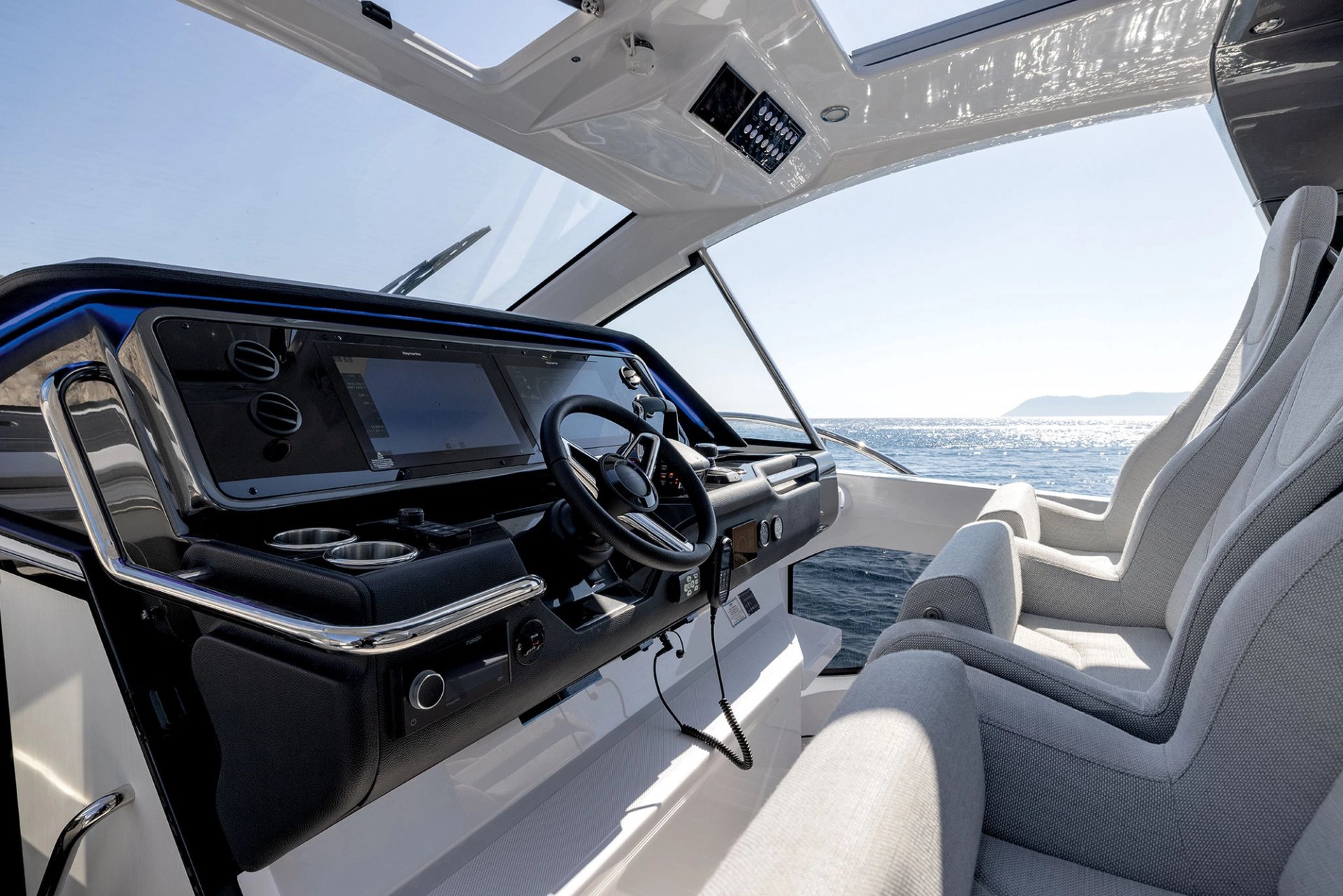 Stanowisko sternicze Azimut Verve 42 na poziomie wody