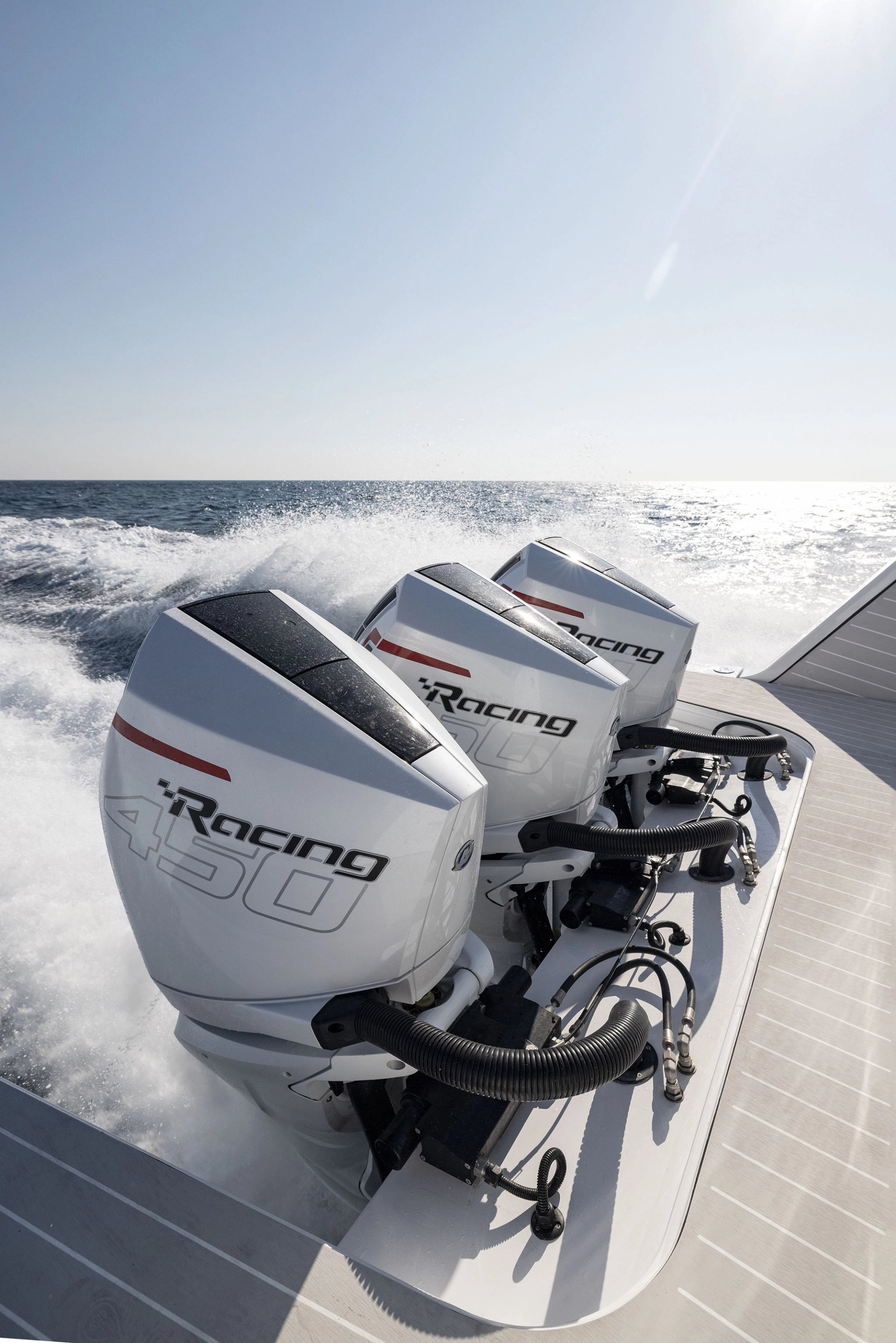 Potrójny napęd zaburtowy Mercury w Azimut Verve 42