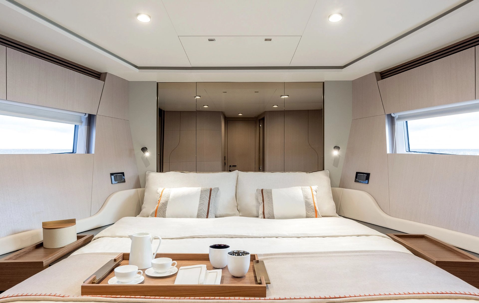 Kabina VIP Azimut S7 - przestronna kabina dla gości