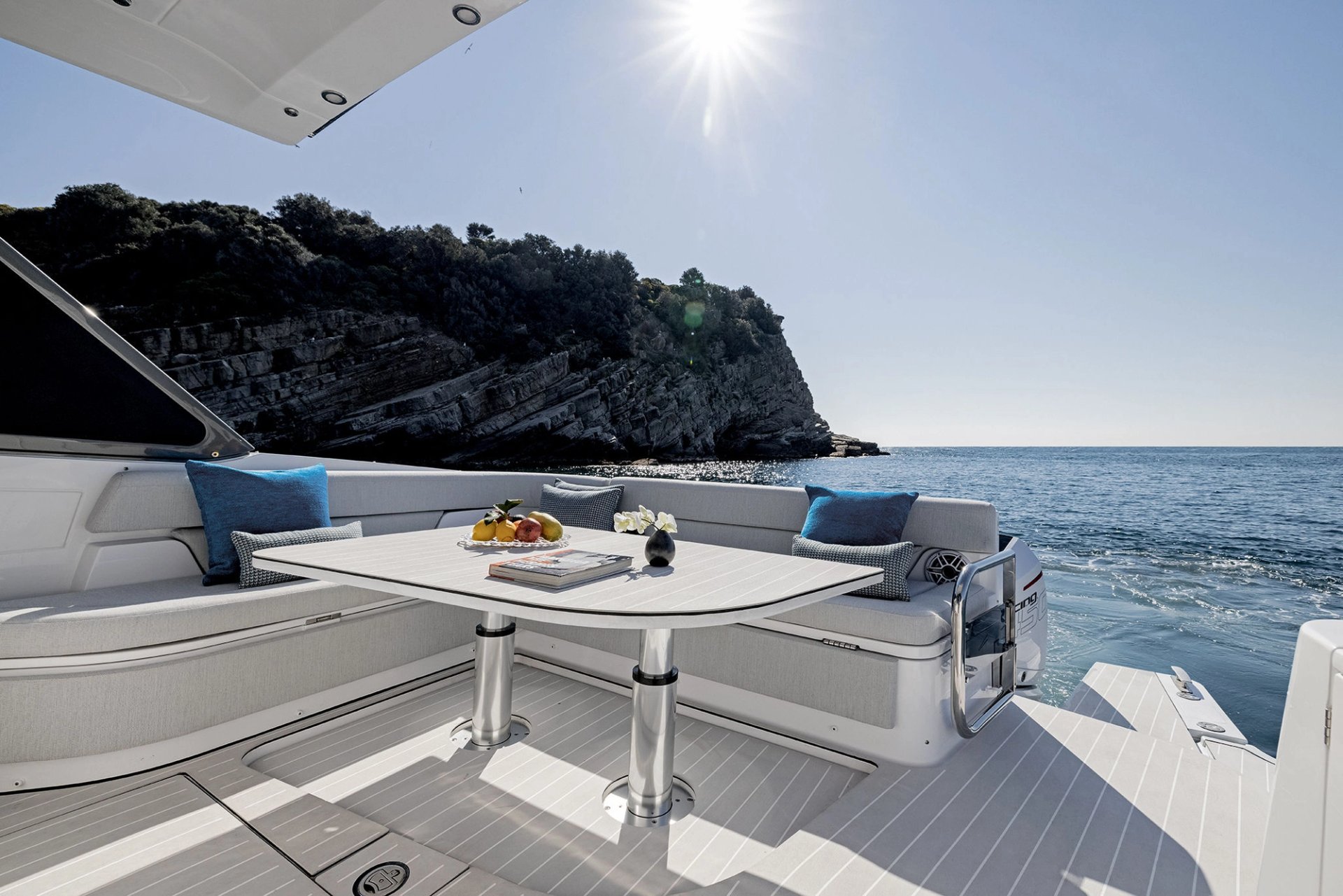 Kokpit - centrum życia rodzinnego i towarzyskiego na wodzie