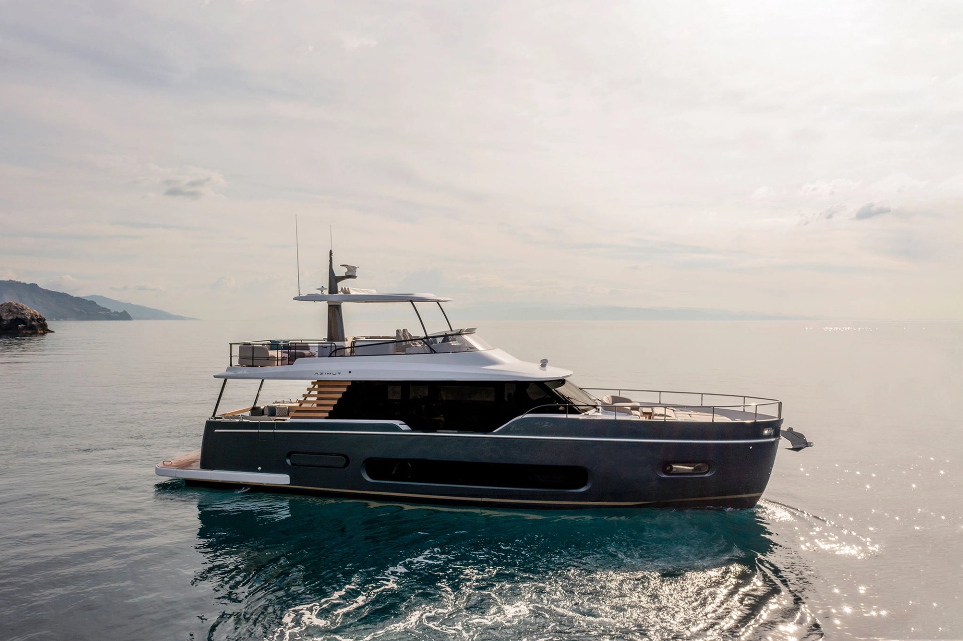 Azimut Magellano 60 - eleganckie linie crossovera z kadłubem Dual Mode