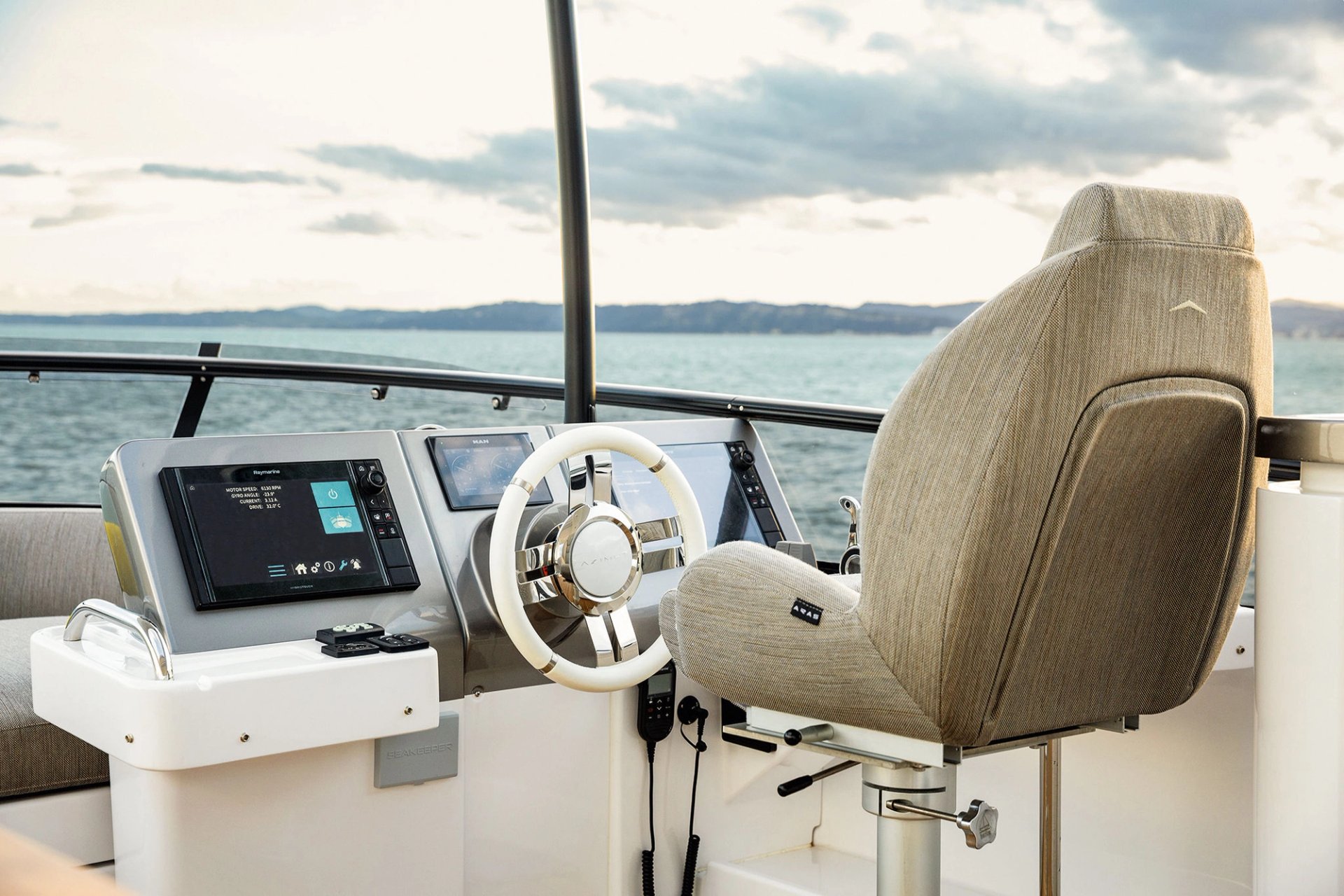 Azimut Magellano 66 zewnętrzne stanowisko sterownicze na flybridge