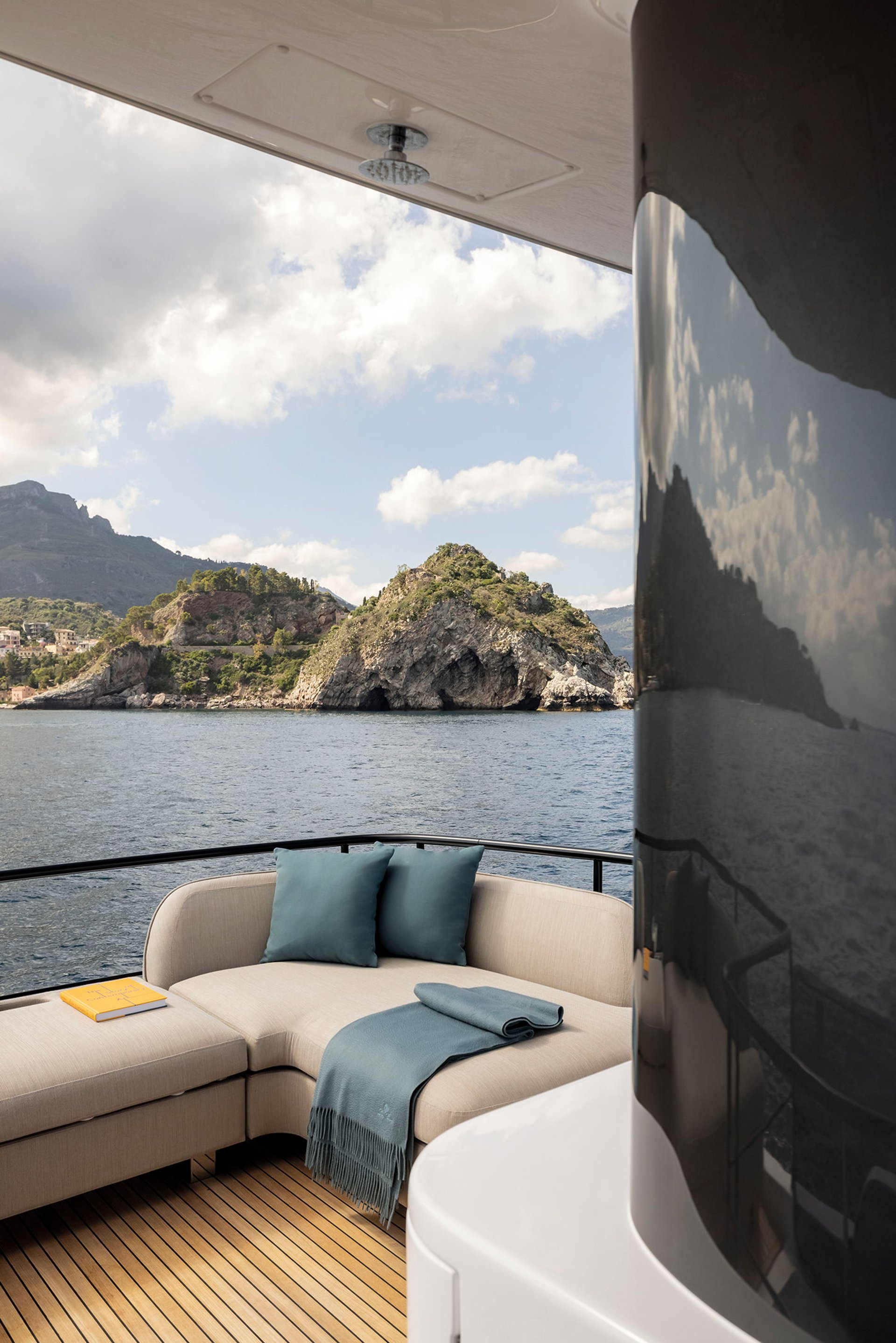 Azimut Magellano 60 flybridge z miejscami do opalania