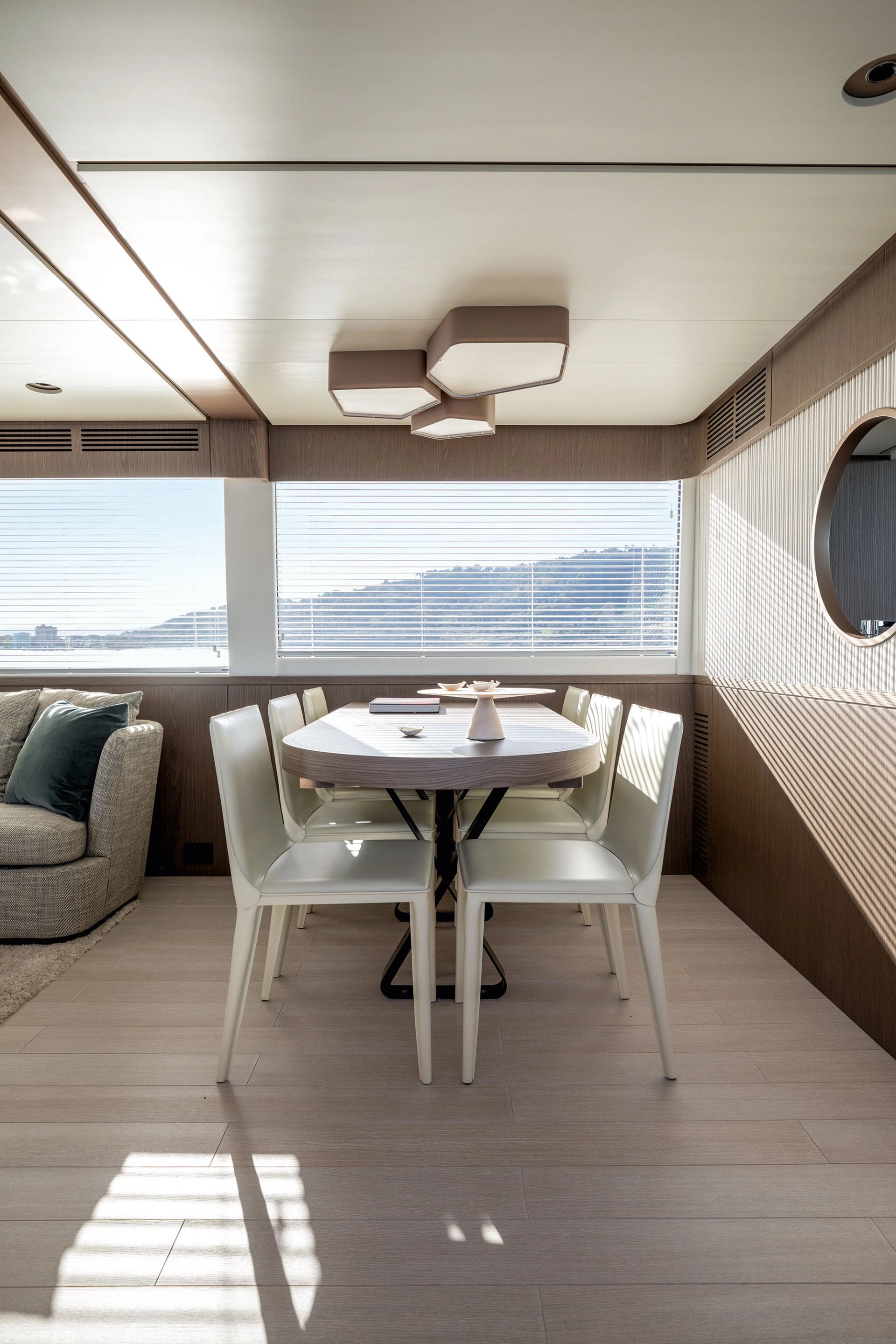 Azimut Magellano 66 strefa jadalna - szklany dom na morzu