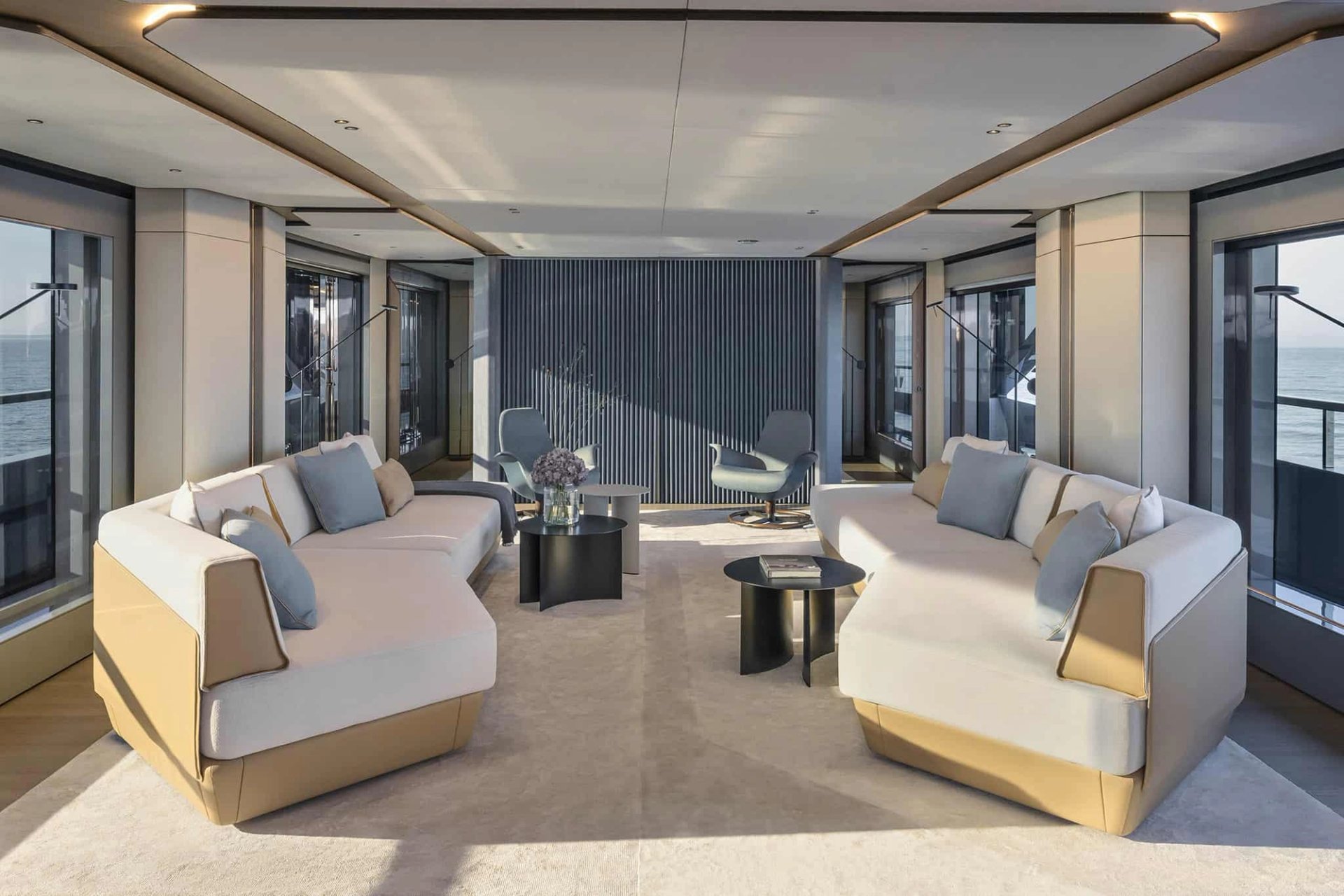 Azimut Grande Trideck - główny salon zaprojektowany przez Achille Salvagni