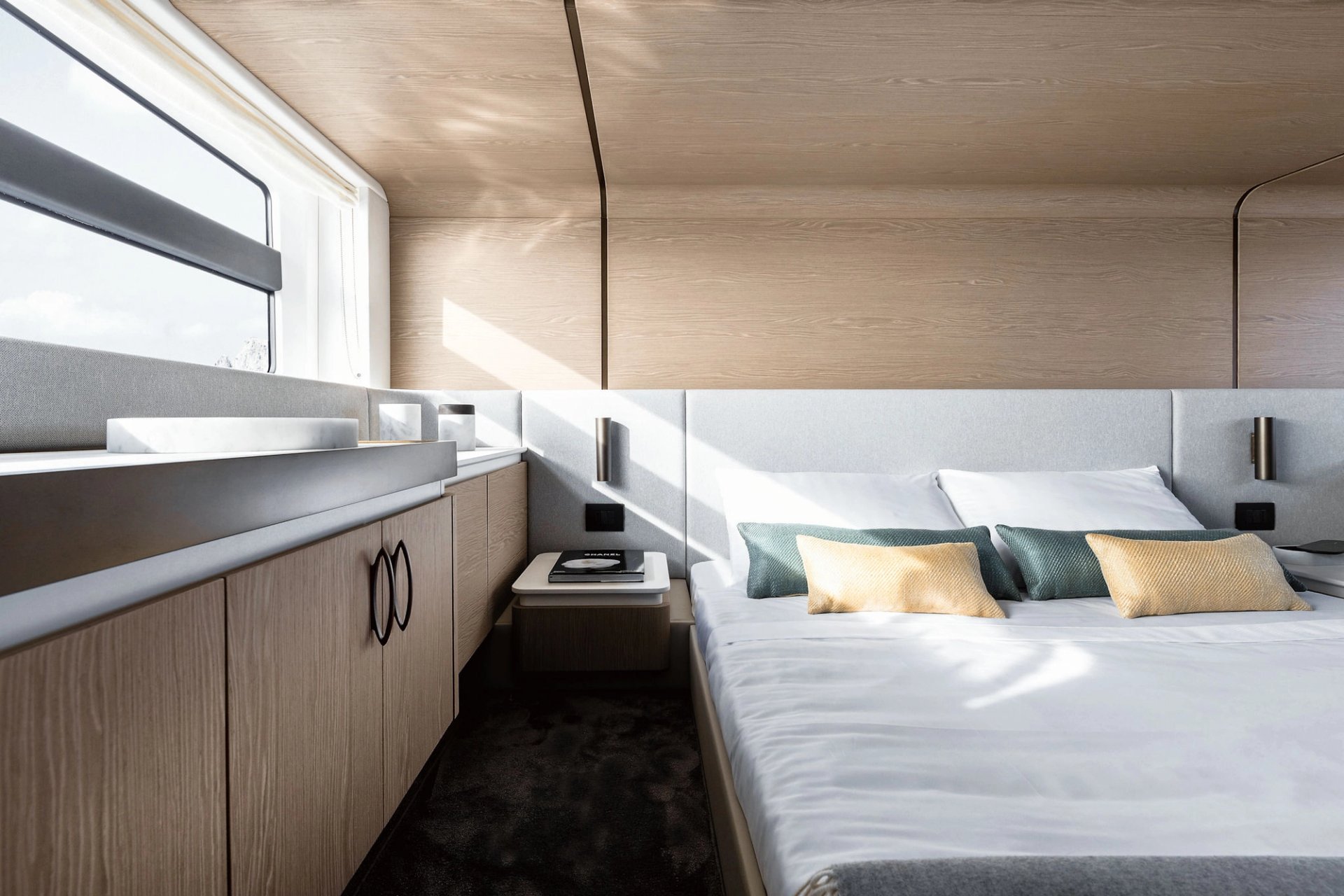 Azimut Fly 53 kabina armatorska z garderobą walk-in i szerokim łóżkiem