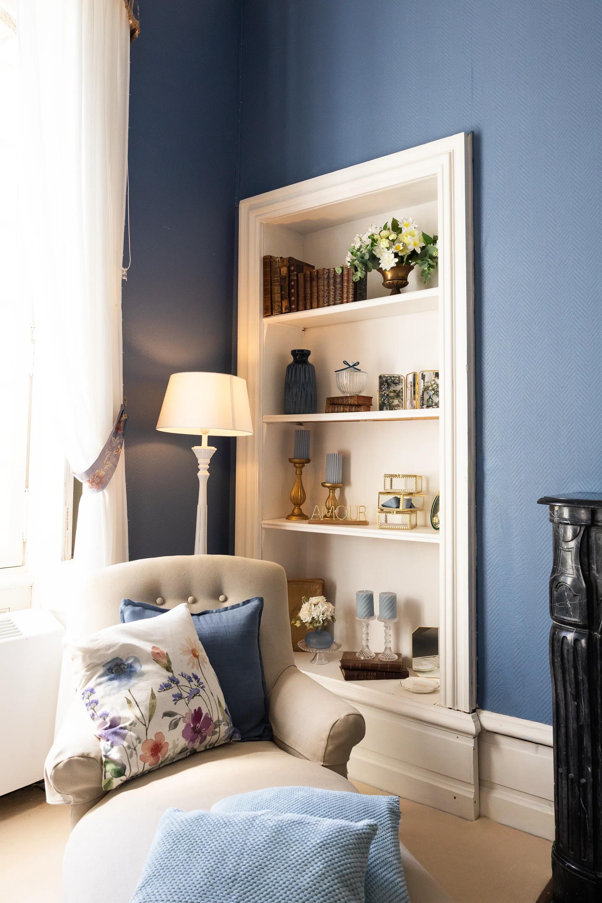 The shelved alcove of the blue bedroom, at the bedside