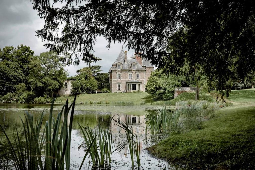 Le château vu depuis l'étang, derrière les roseaux