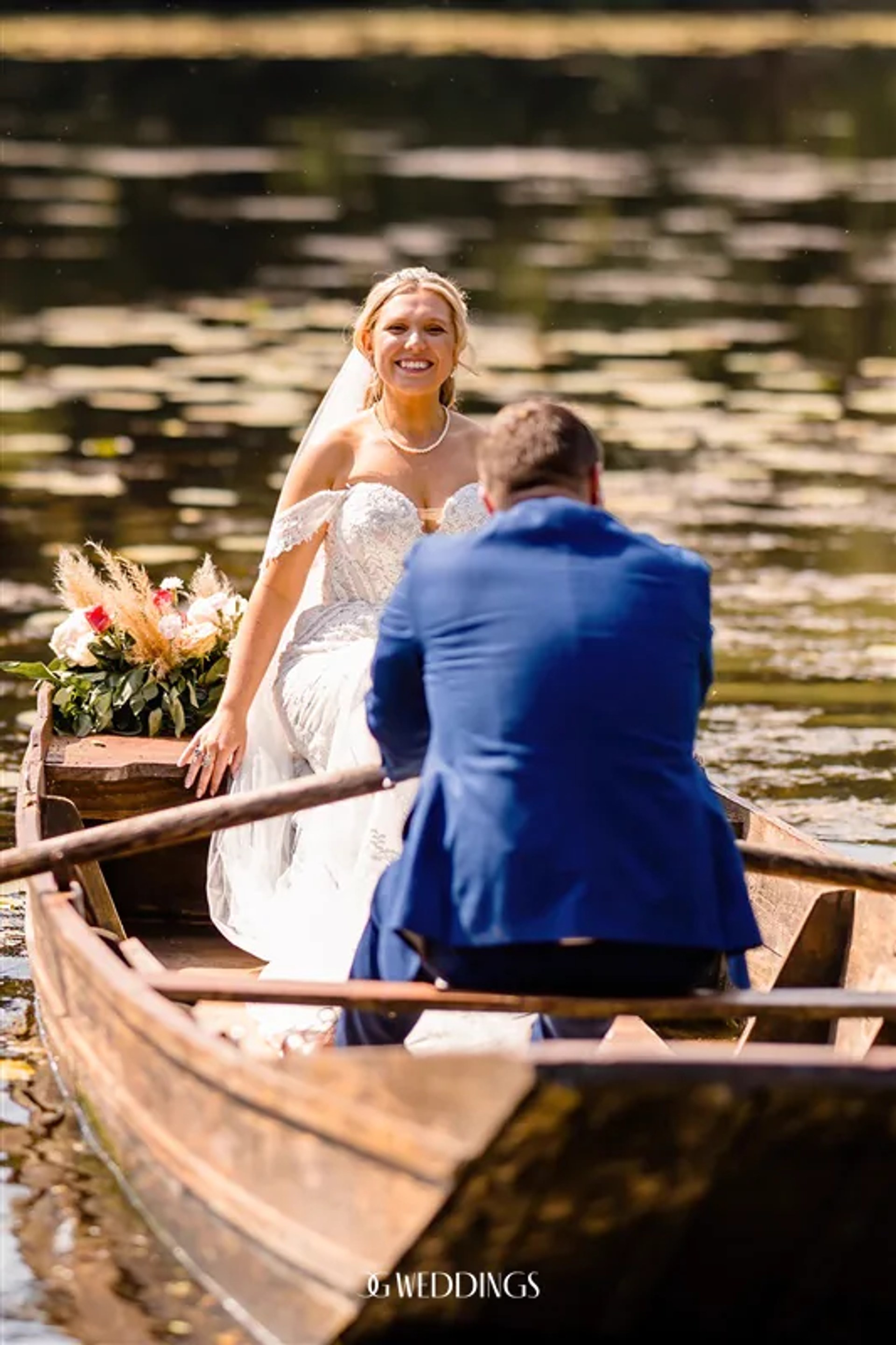 Les mariés en barque au milieu des nénuphars
