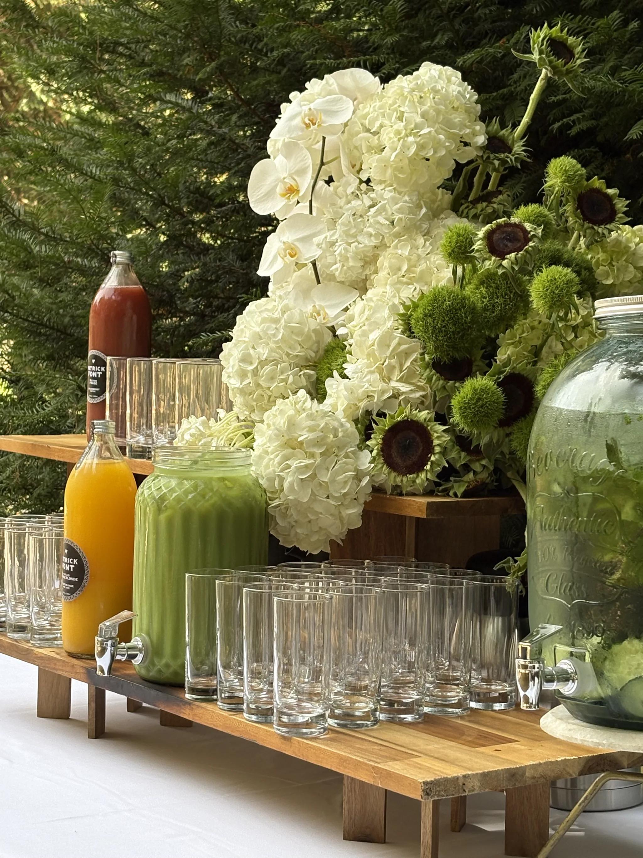 Le buffet des boissons, ses limonades maison et ses orchidées blanches