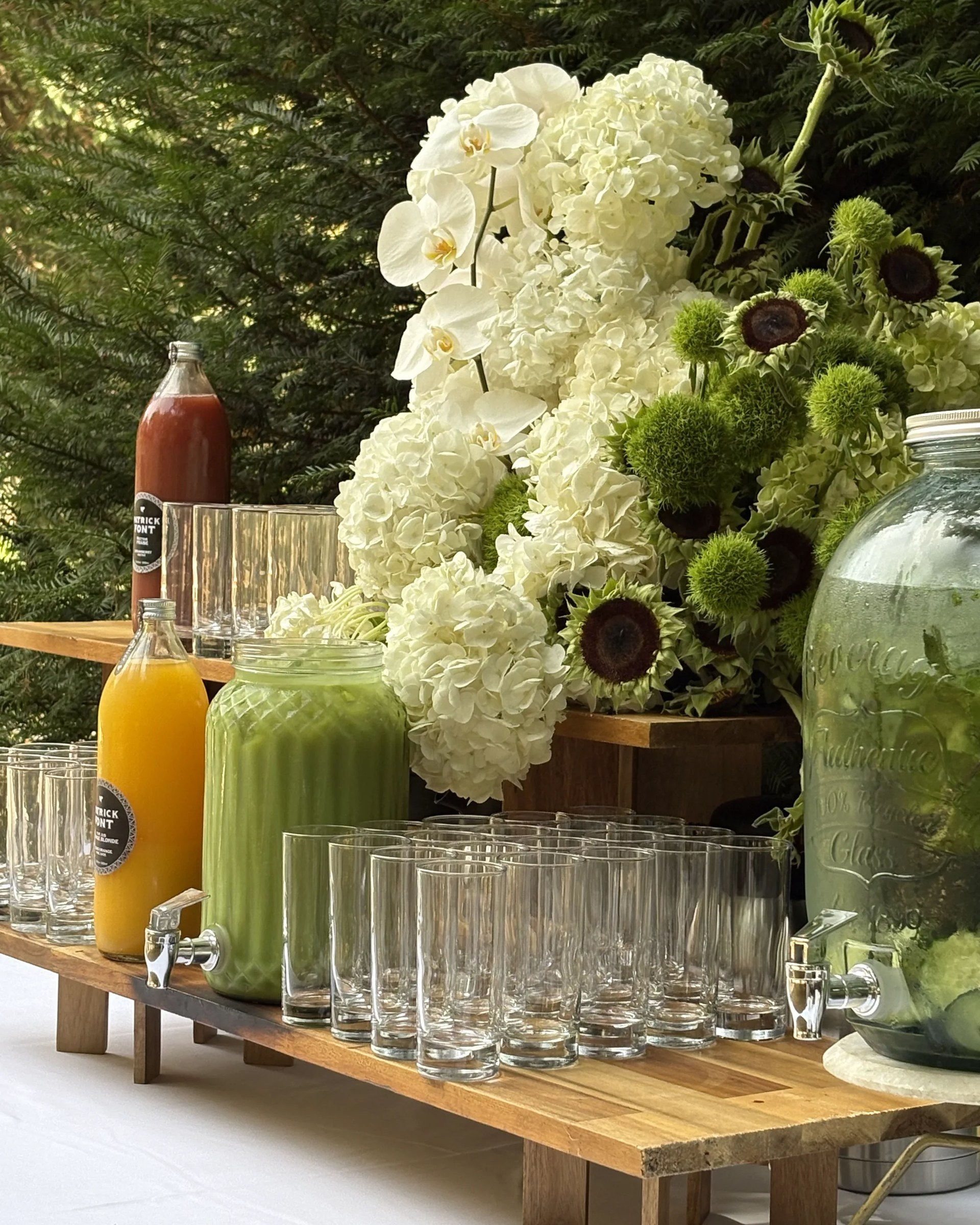Le buffet des boissons, ses limonades maison et ses orchidées blanches