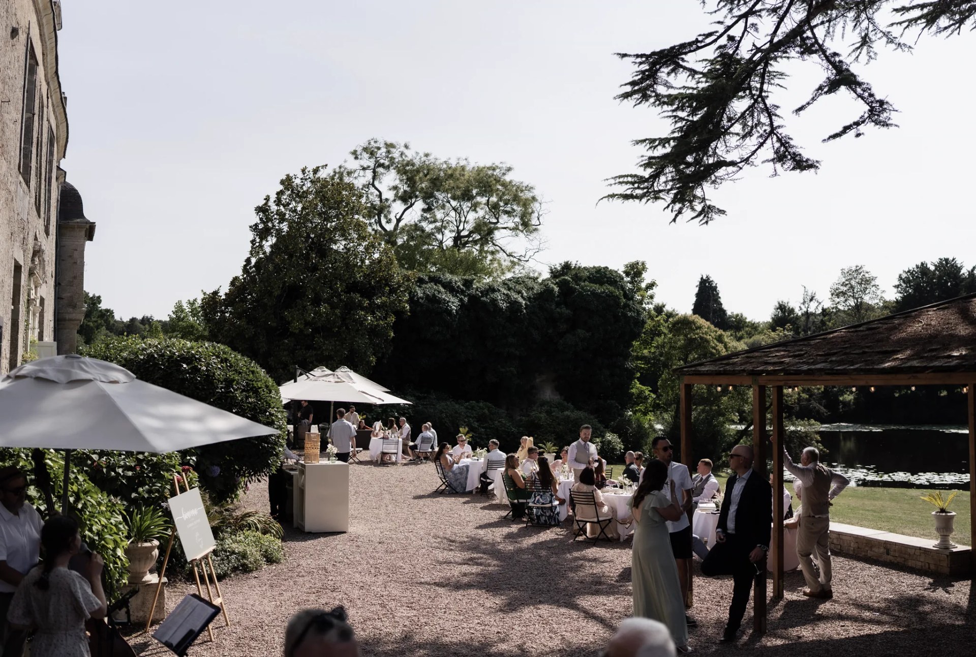 Cocktail sur la terrasse, au bord de l'étang