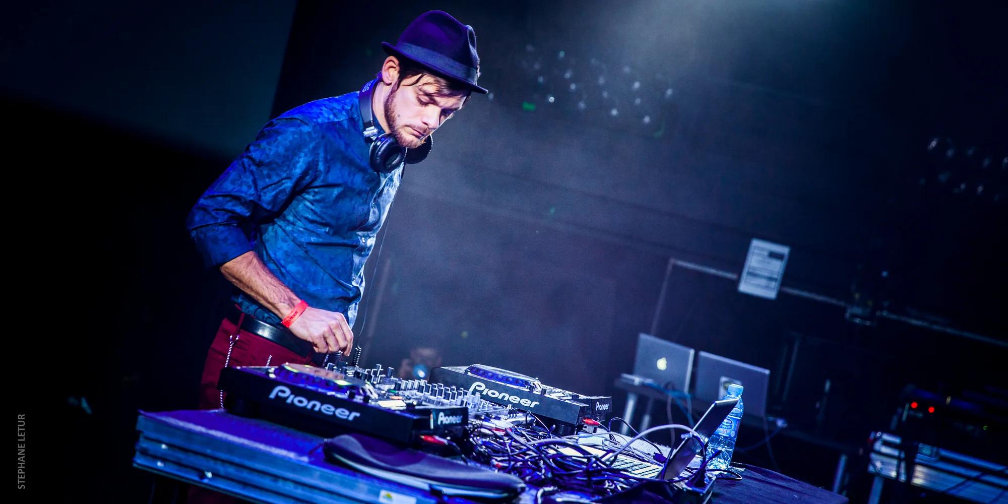 Le DJ aux platines, pendant la soirée dansante