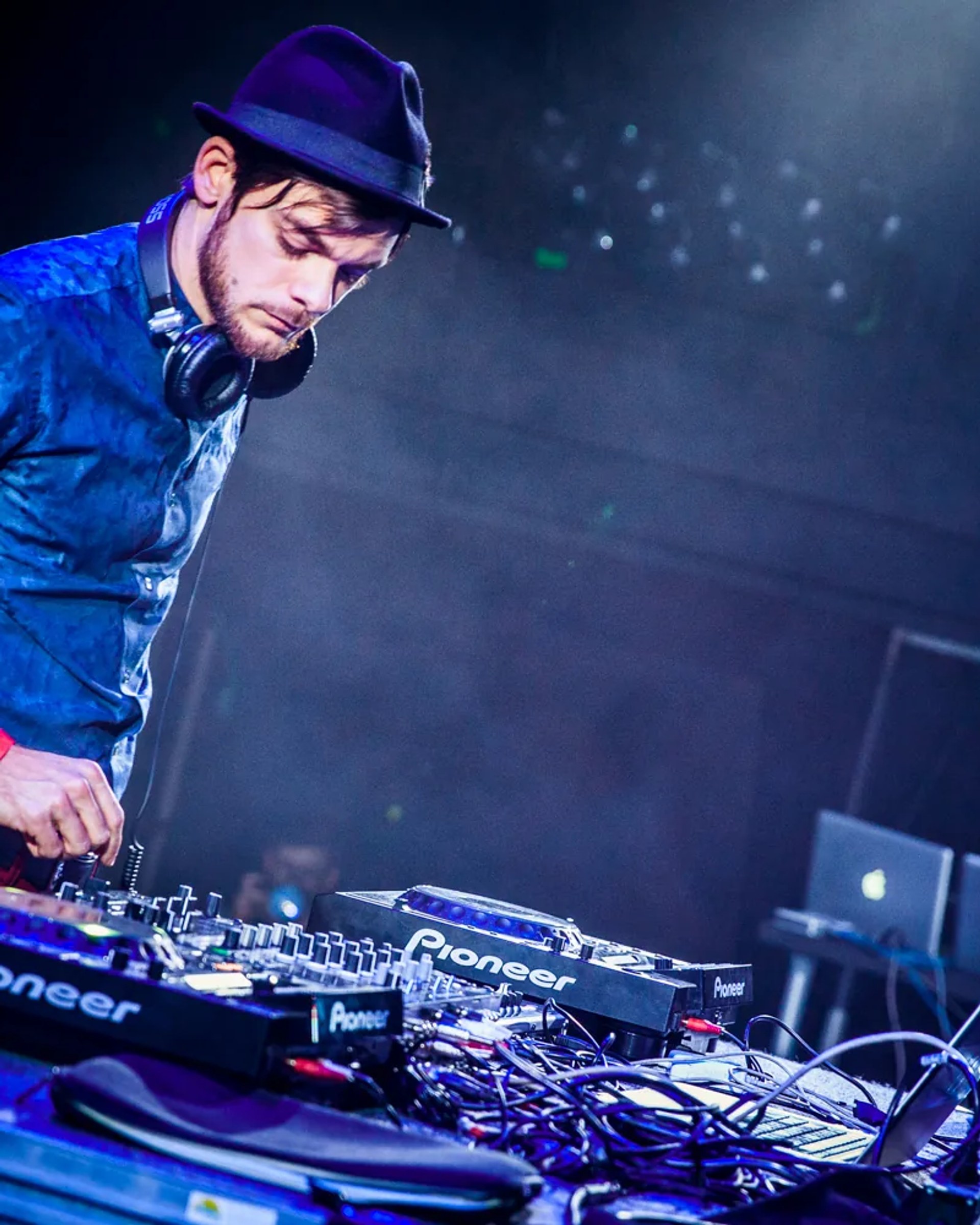 Le DJ aux platines, pendant la soirée dansante