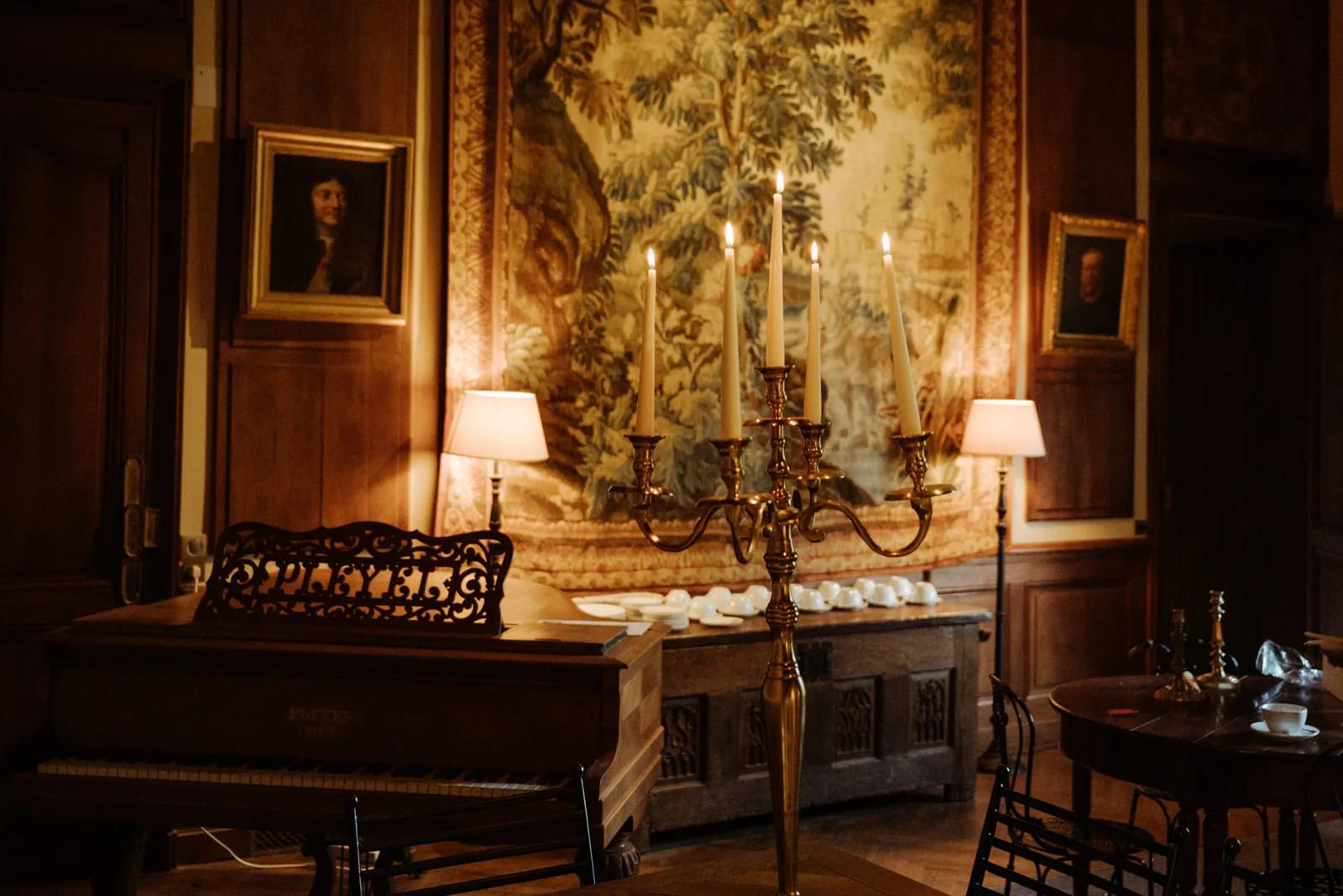 Le salon, son piano Pleyel et sa tapisserie ancienne