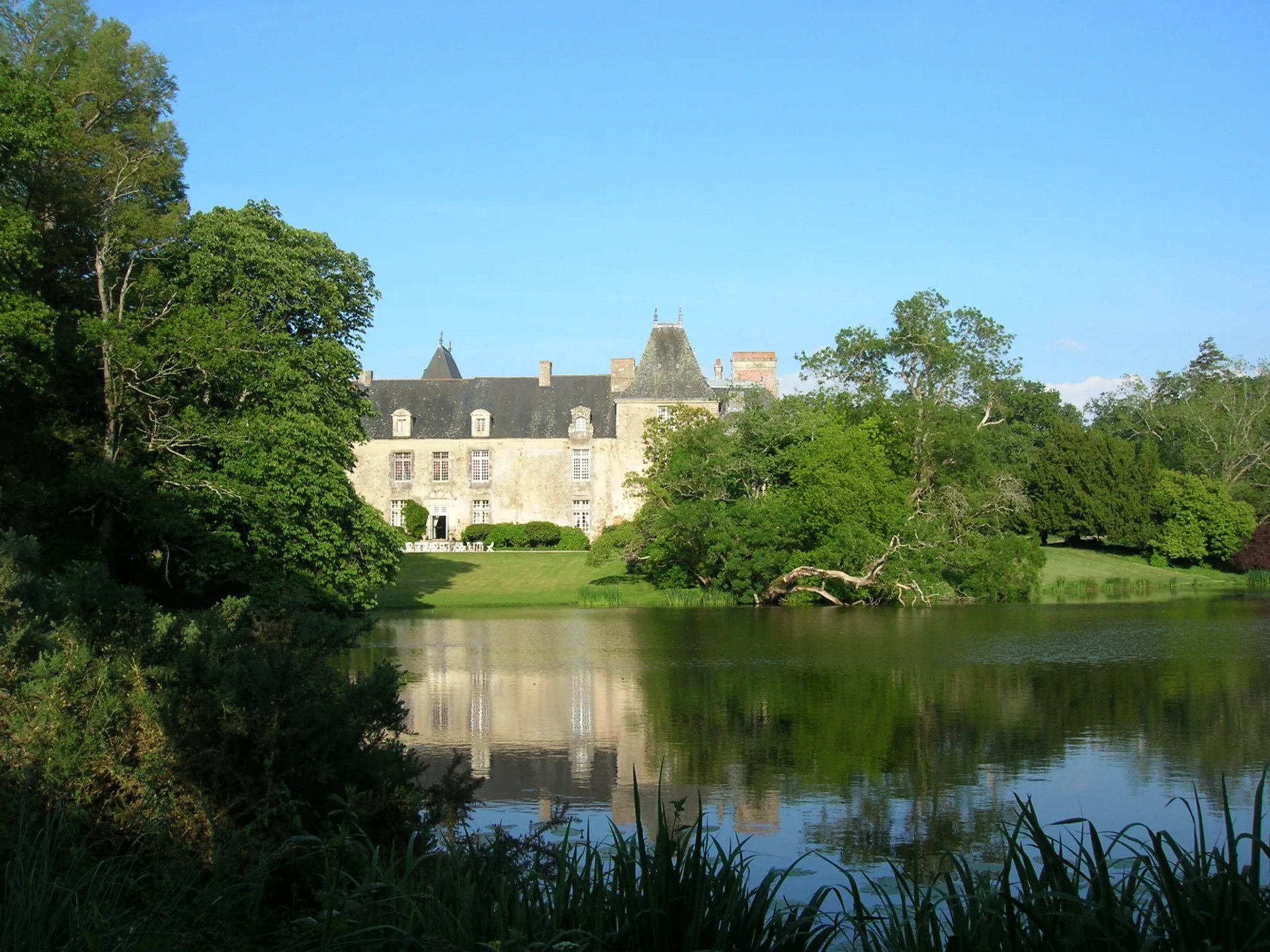 Le Château du Pordor dans son parc d'arbres centenaires