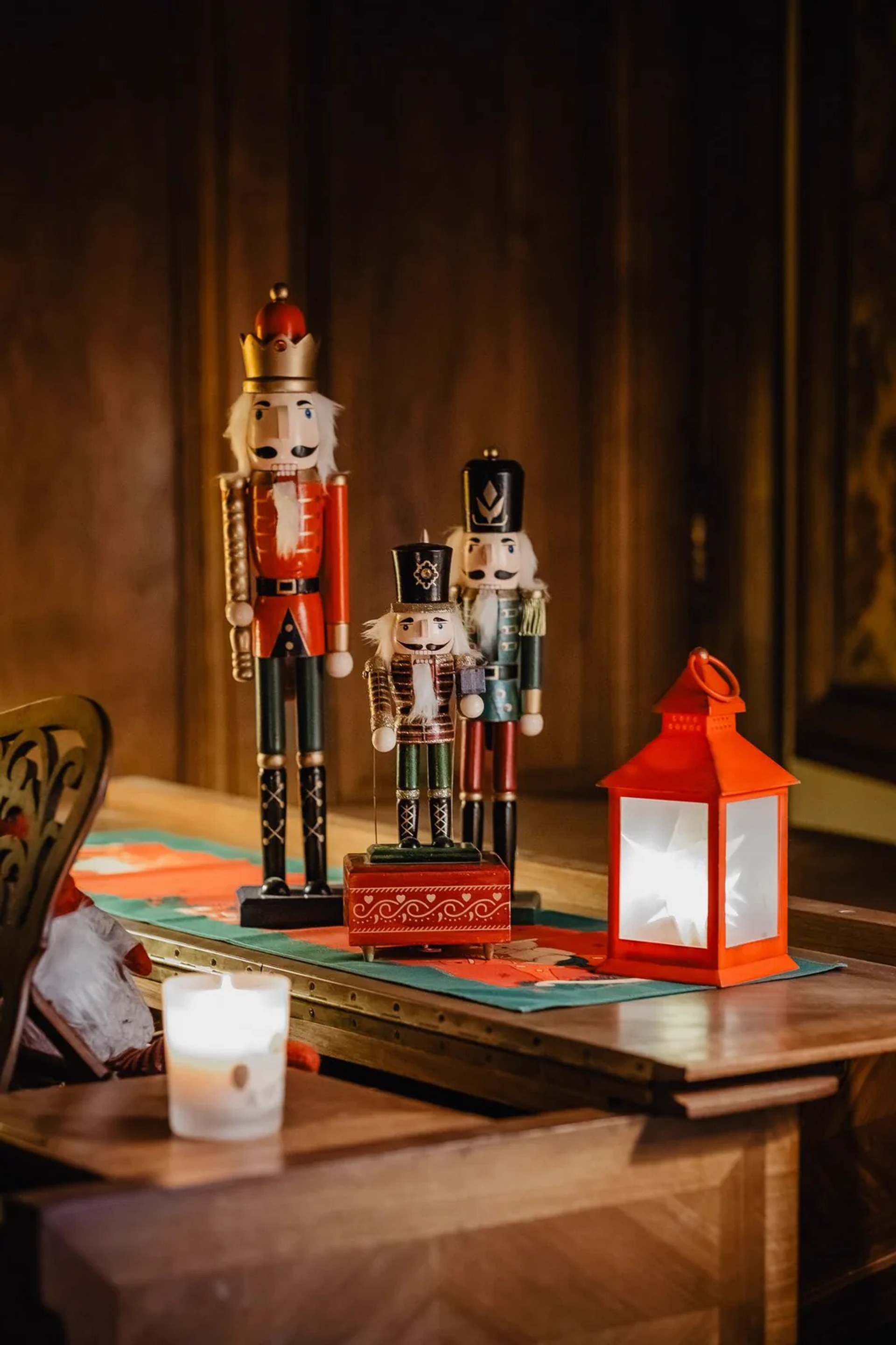 Casse-noisettes et lanterne rouge, sur une table de Noël
