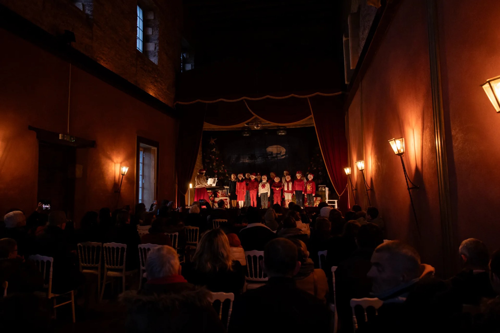 La salle de bal en configuration spectacle, un soir de Noël