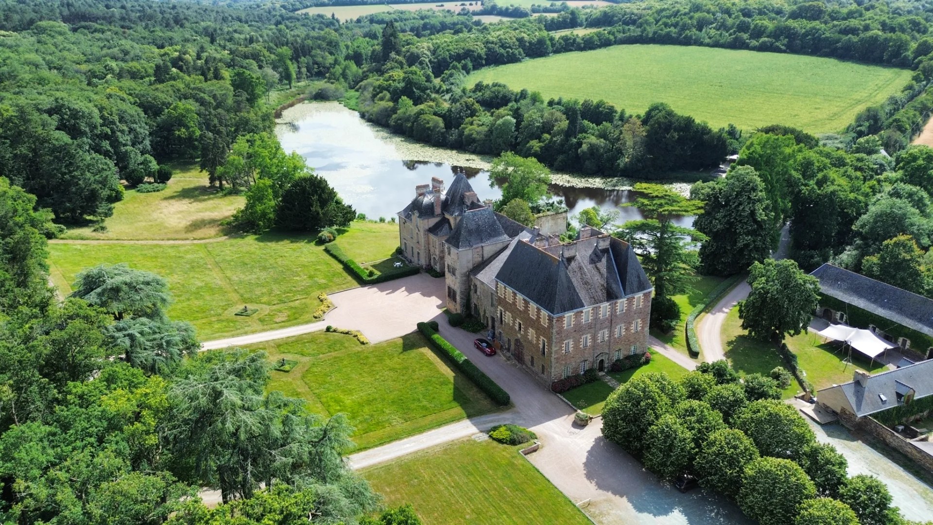 Vue aérienne du château et de sa cour d'honneur