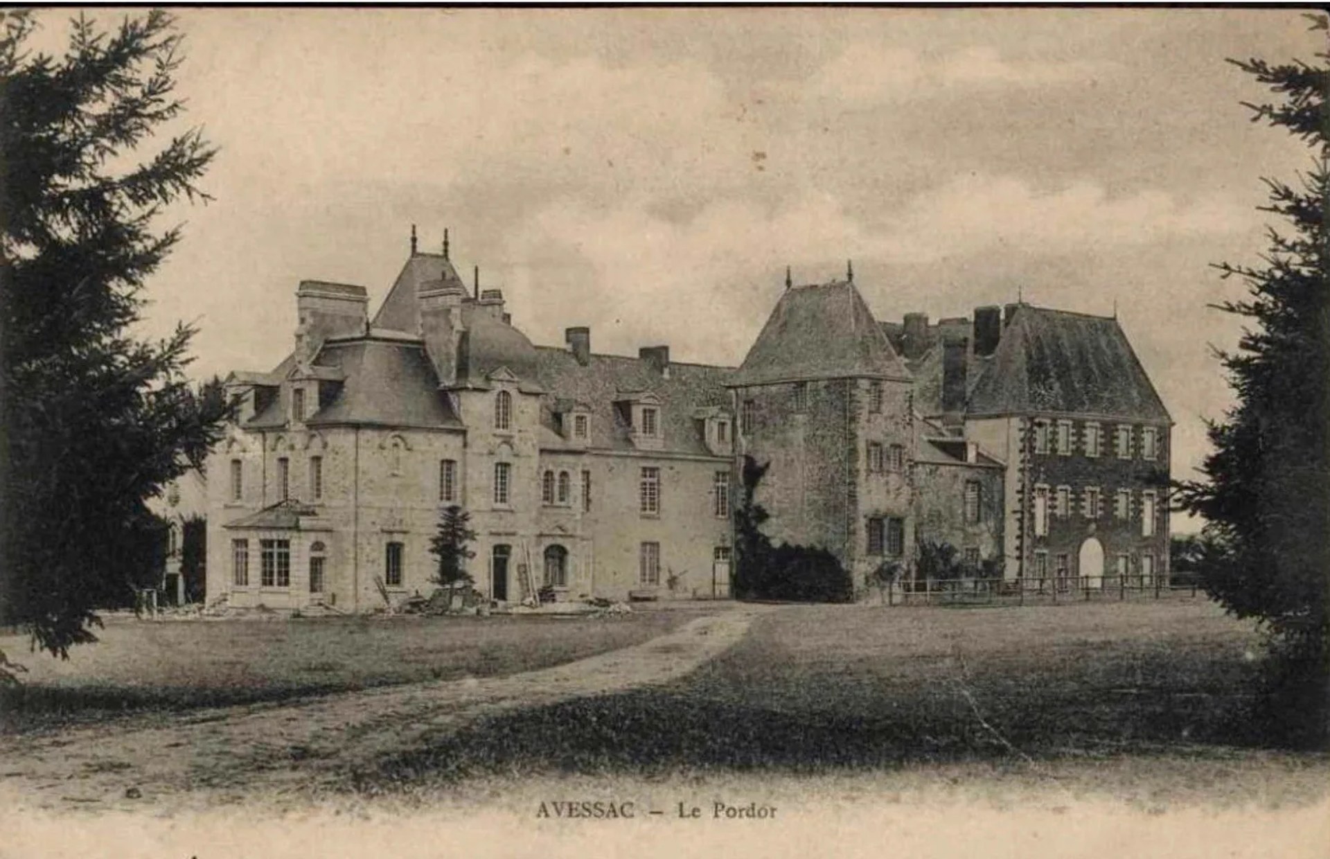 Le château du Pordor photographié en 1908, depuis la rive de l'étang