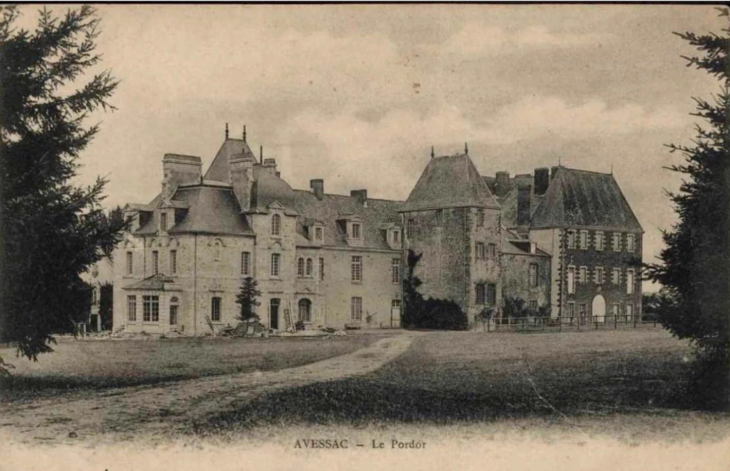 Le château du Pordor photographié en 1908, depuis la rive de l'étang