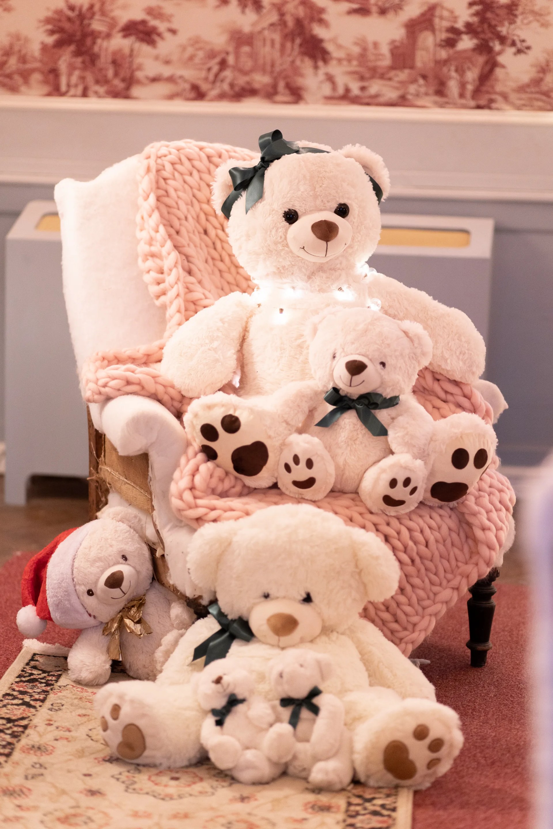 Une famille d'oursons blancs installée sur un fauteuil