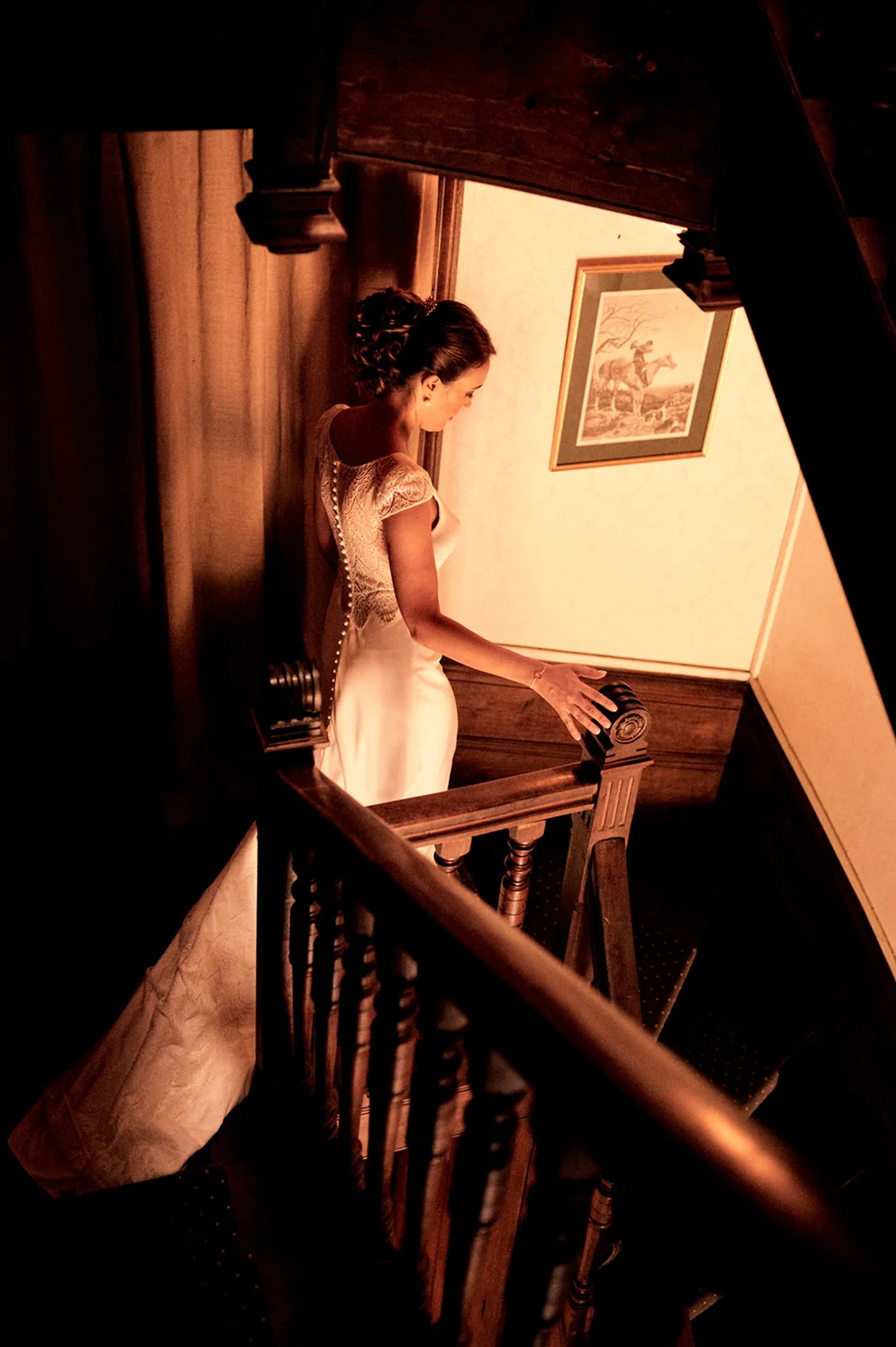 La mariée dans l'escalier du château, dans la lumière du soir