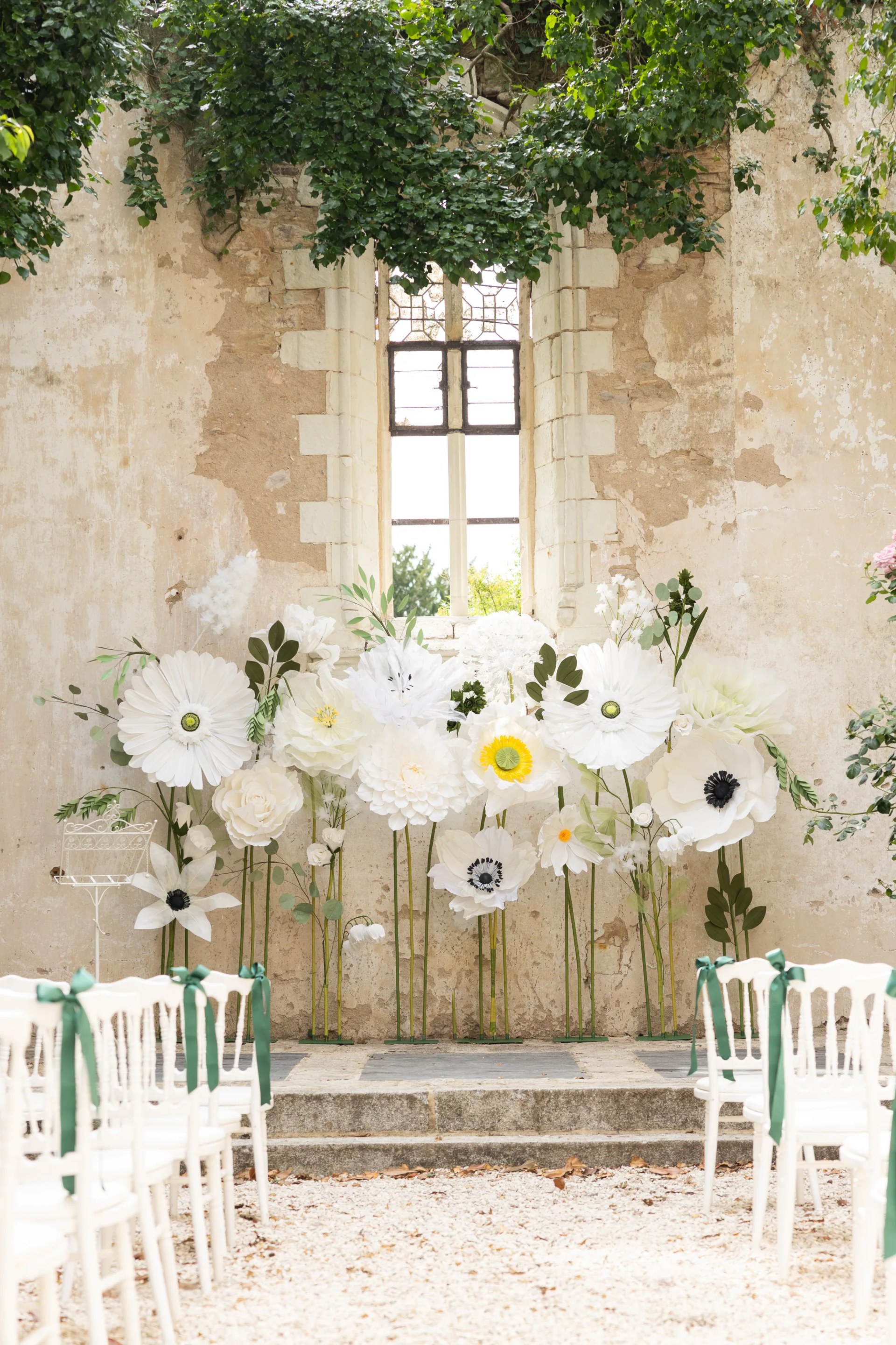 Grande composition florale dans la chapelle à ciel ouvert